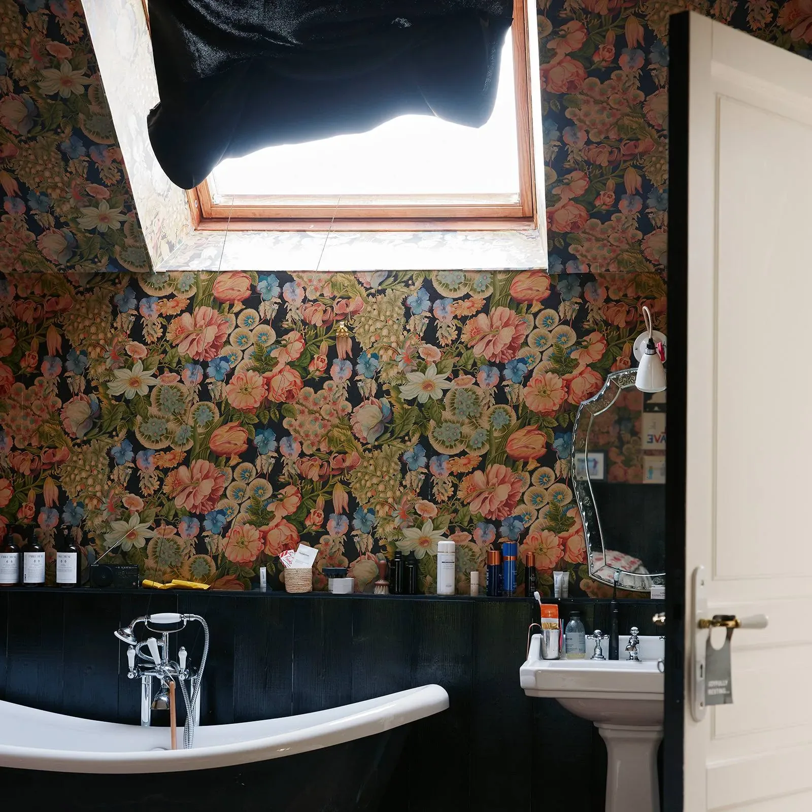 House of Hackney Amatoria Magna Wallpaper – Noir | Wallpaper Twins House of Hackney Amatoria Magna wallpaper in Noir – SKU 1-WA-AMM-DI-NOI-XXX