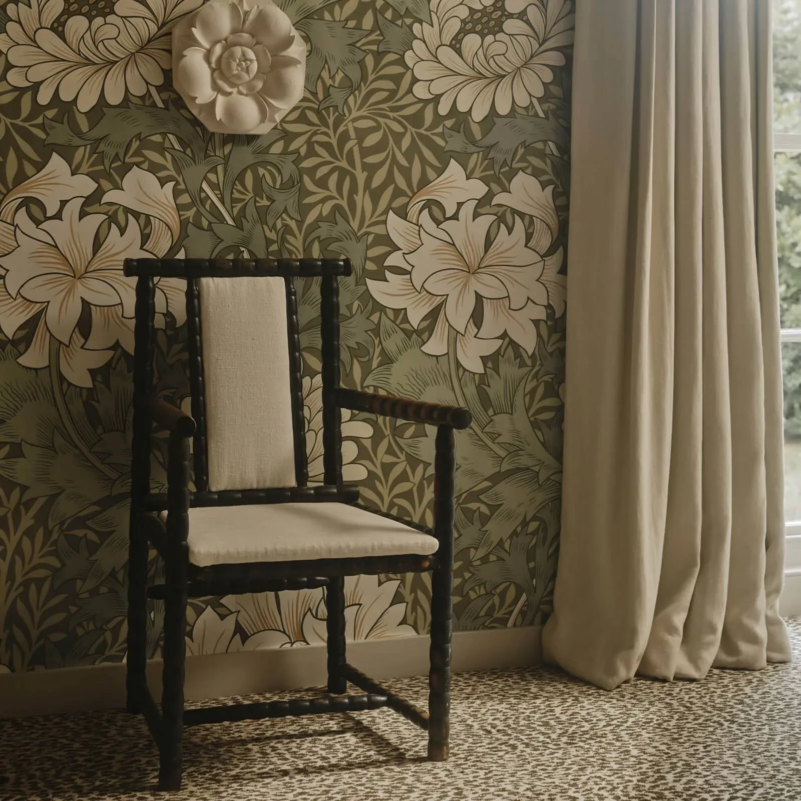 House of Hackney Chrysanthemum Magna Wallpaper – Sap | Wallpaper Twins House of Hackney Chrysanthemum Magna wallpaper in Sap – SKU 1-WA-CHM-DI-SAP-XXX