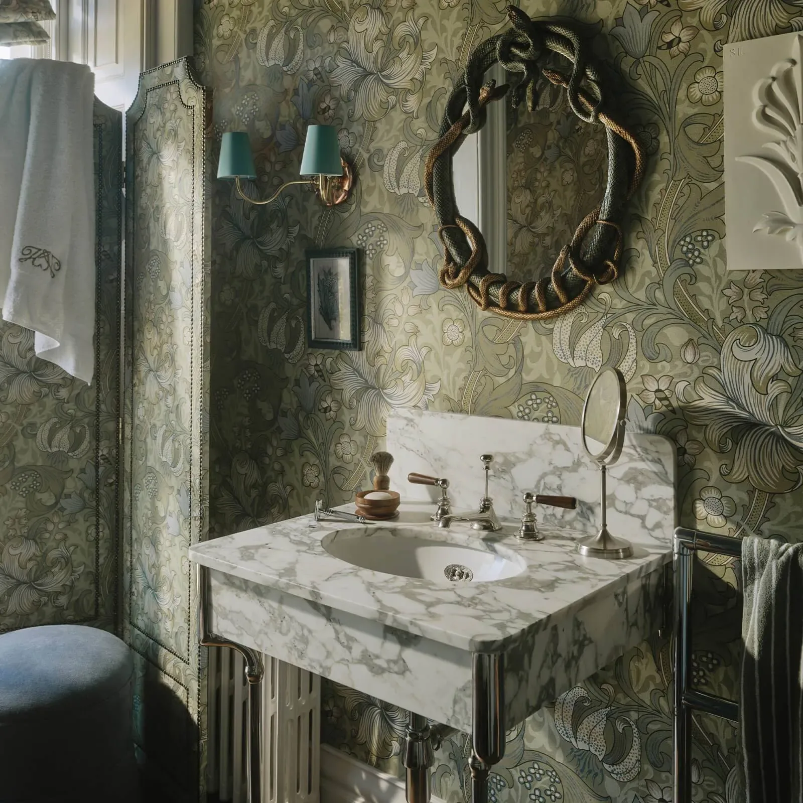 House of Hackney Golden Lily wallpaper in Apple – SKU 1-WA-GOL-DI-APP-XXX