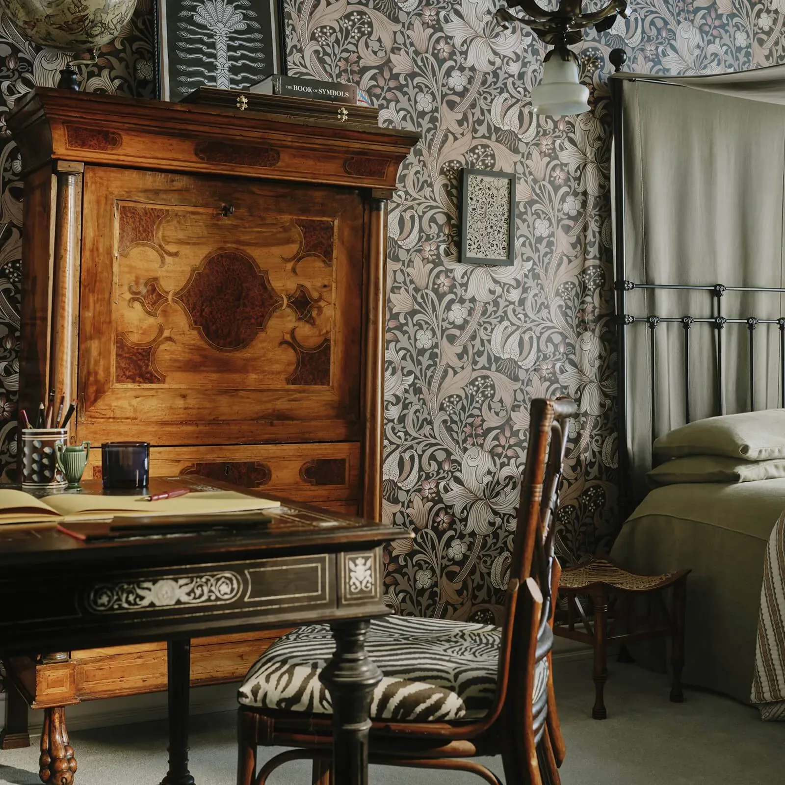 House of Hackney Golden Lily wallpaper in Black – SKU 1-WA-GOL-DI-BLK-XXX