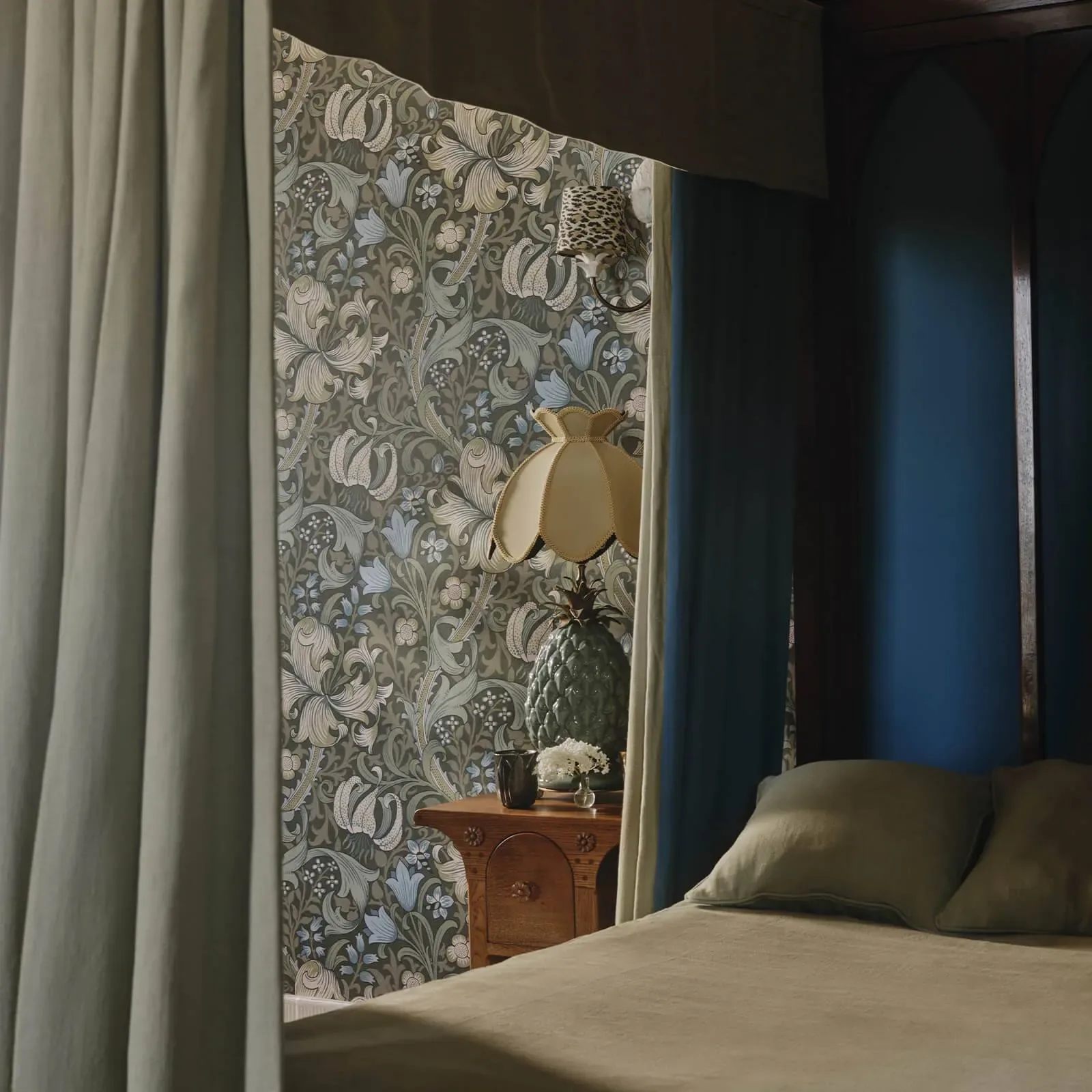 House of Hackney Golden Lily wallpaper in Verde – SKU 1-WA-GOL-DI-VER-XXX