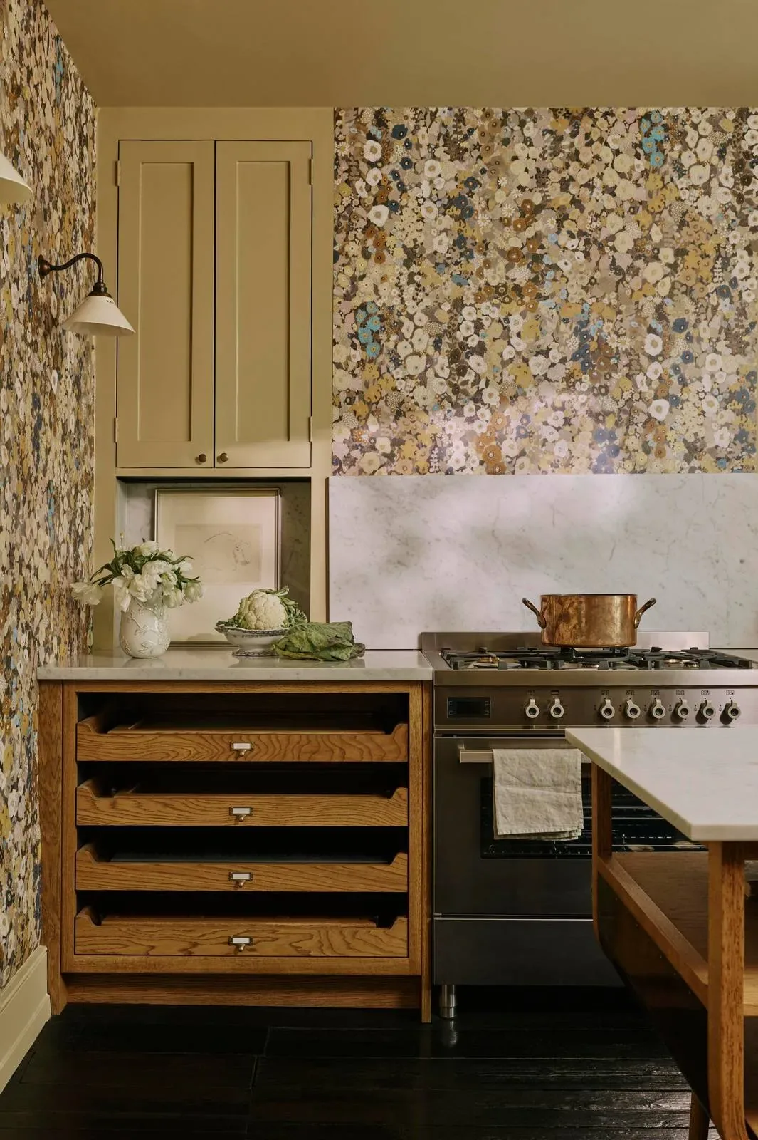 House of Hackney Hollyhocks Wallpaper – Flax | Wallpaper Twins House of Hackney Hollyhocks wallpaper in Flax – SKU 1-WA-HOL-DI-FAX-XXX