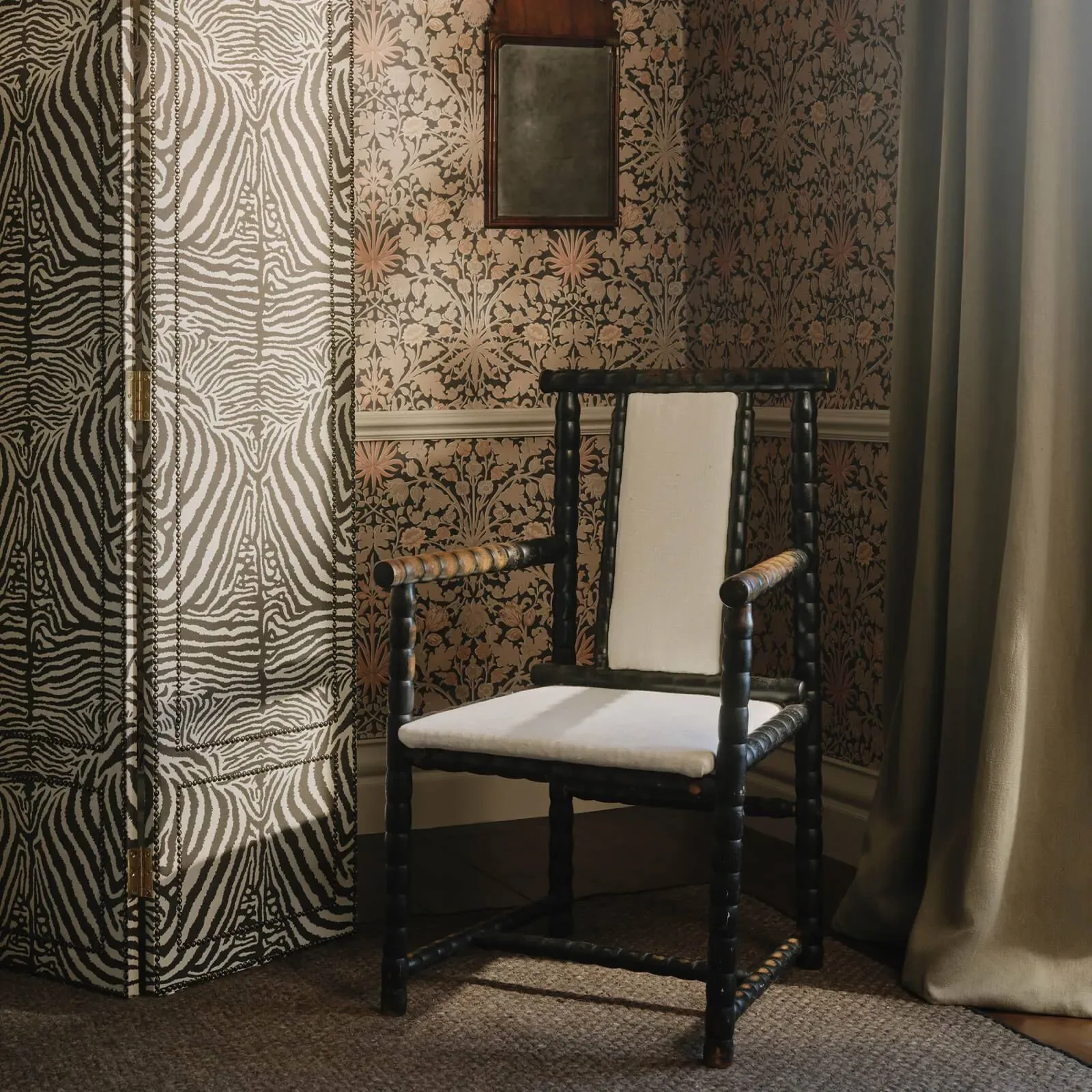 House of Hackney Hyacinth Novellus Wallpaper – Noir | Wallpaper Twins House of Hackney Hyacinth Novellus wallpaper in Noir – SKU 1-WA-HYA-DI-NOI-XXX