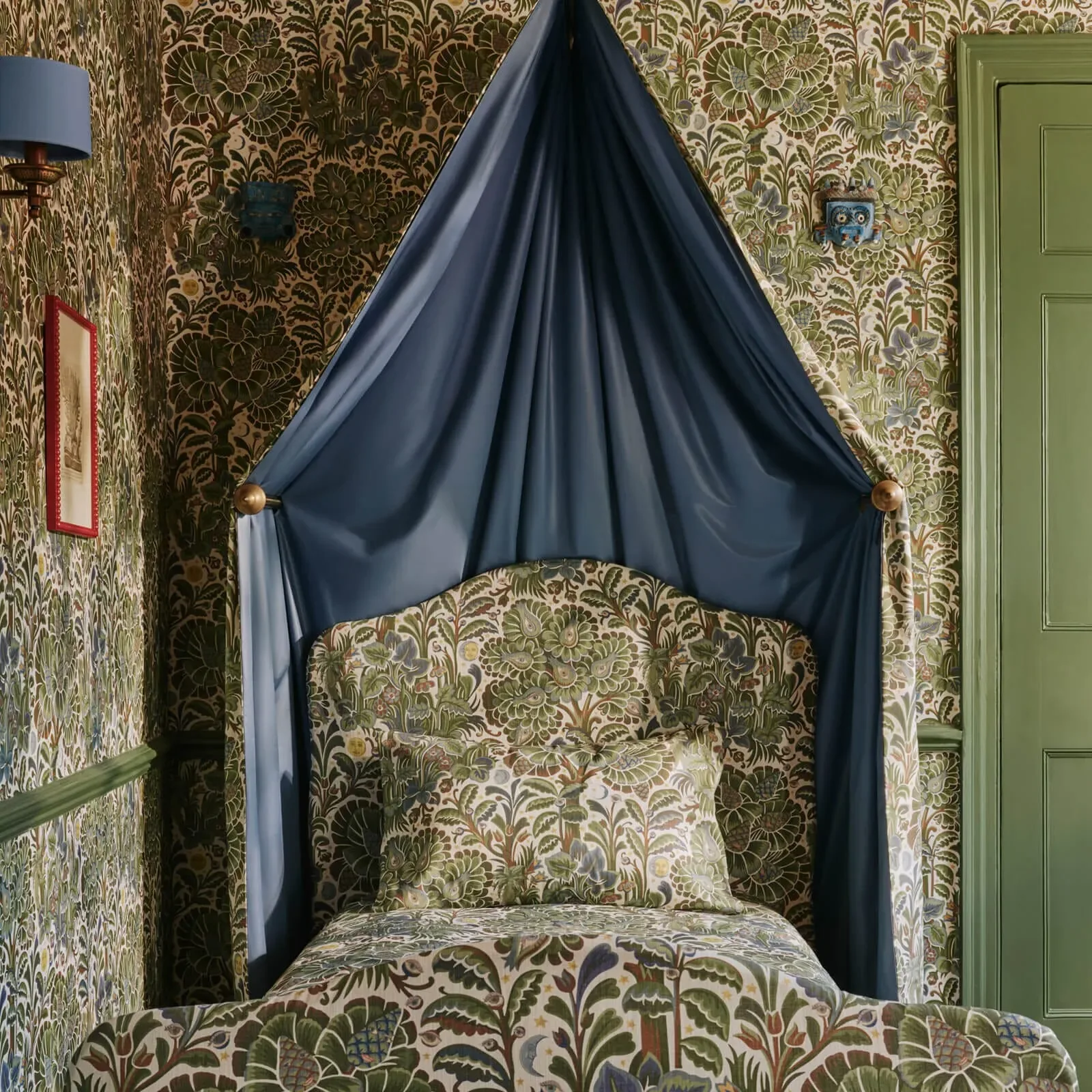 House of Hackney Moon Garden Wallpaper – Verde | Wallpaper Twins House of Hackney Moon Garden wallpaper in Verde – SKU 1-WA-MOG-DI-VER-XXX