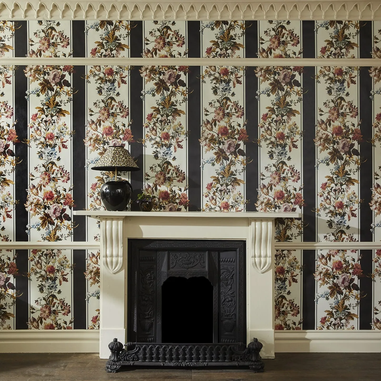 House of Hackney Rosetta Garland wallpaper in Noir – SKU 1-WA-ROG-DI-NOI-XXX