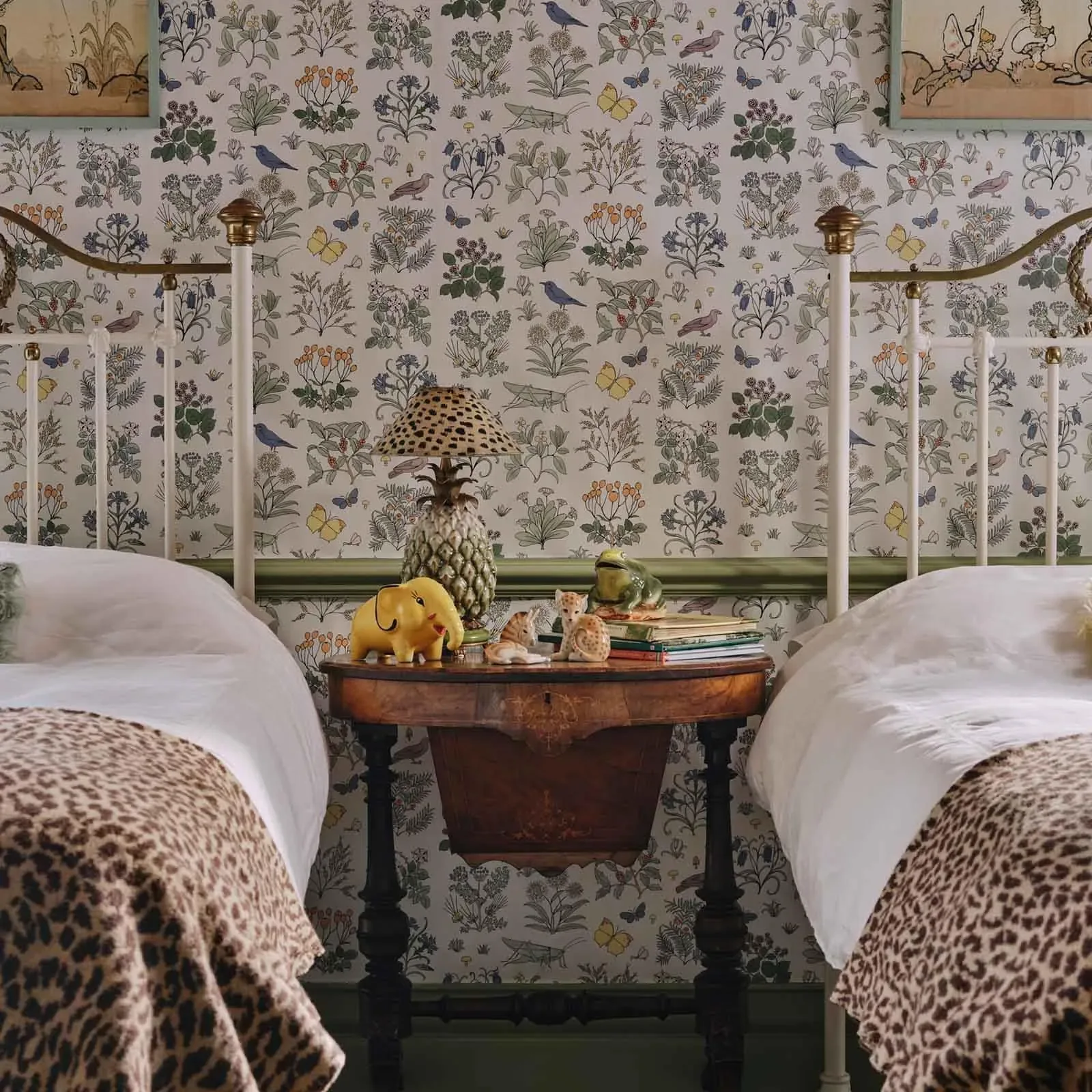 House-of-hackney-Voysey's-Garden-Magna-Off-White-1-WA-VOM-DI-WHI-XXX-image-3-wallpapertwins