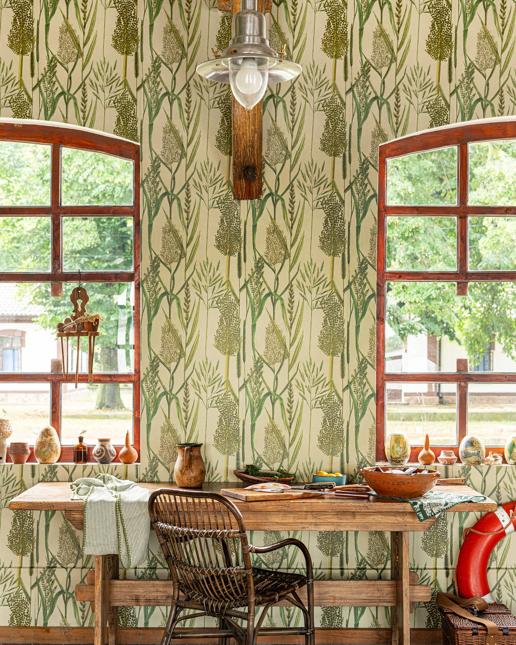 MINDTHEGAP RIVERSIDE FLORA Taupe grasscloth wallpaper (WP30164-GC)