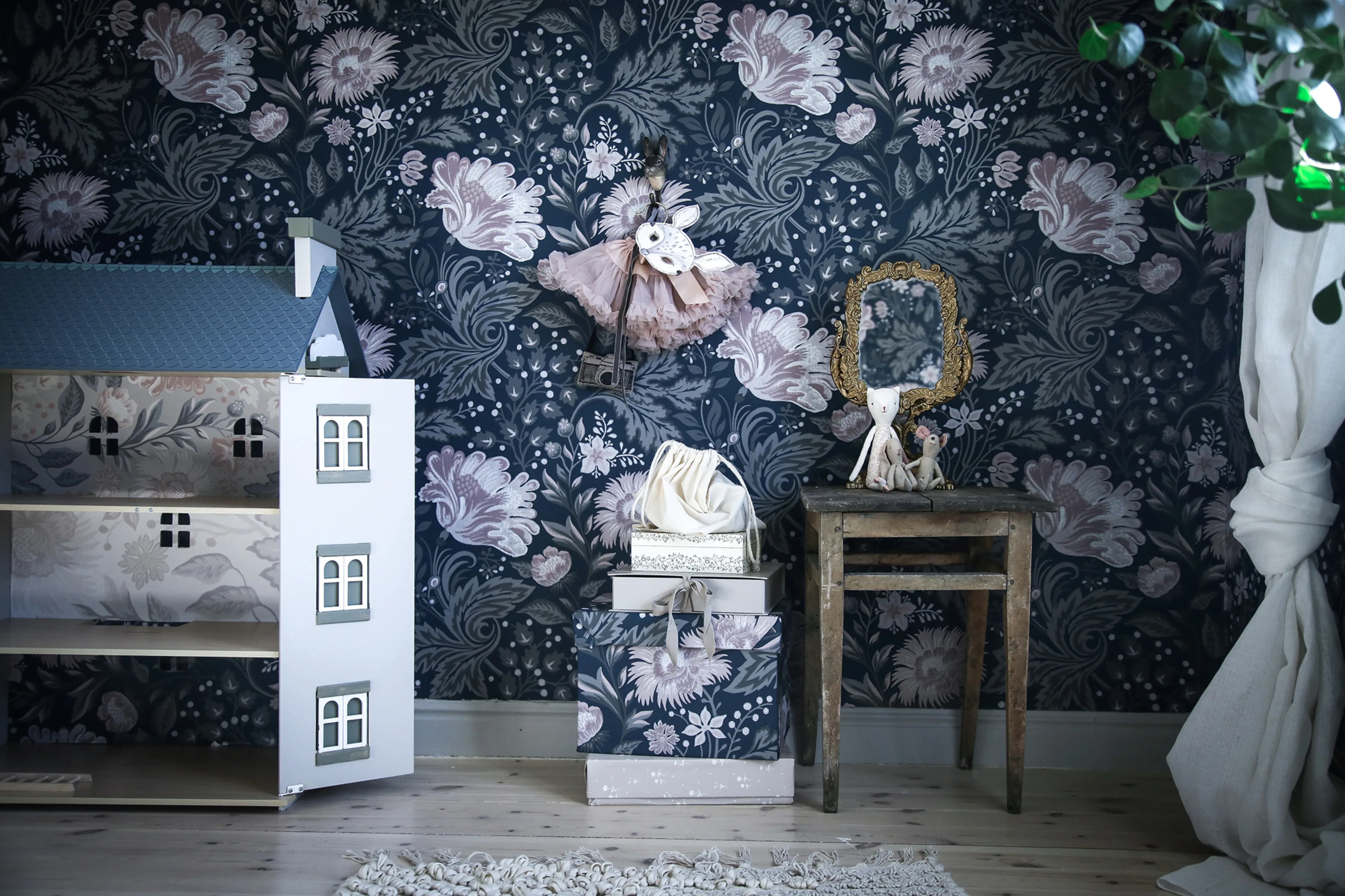 Sandberg Ava in Dark Blue wallpaper (400-96)