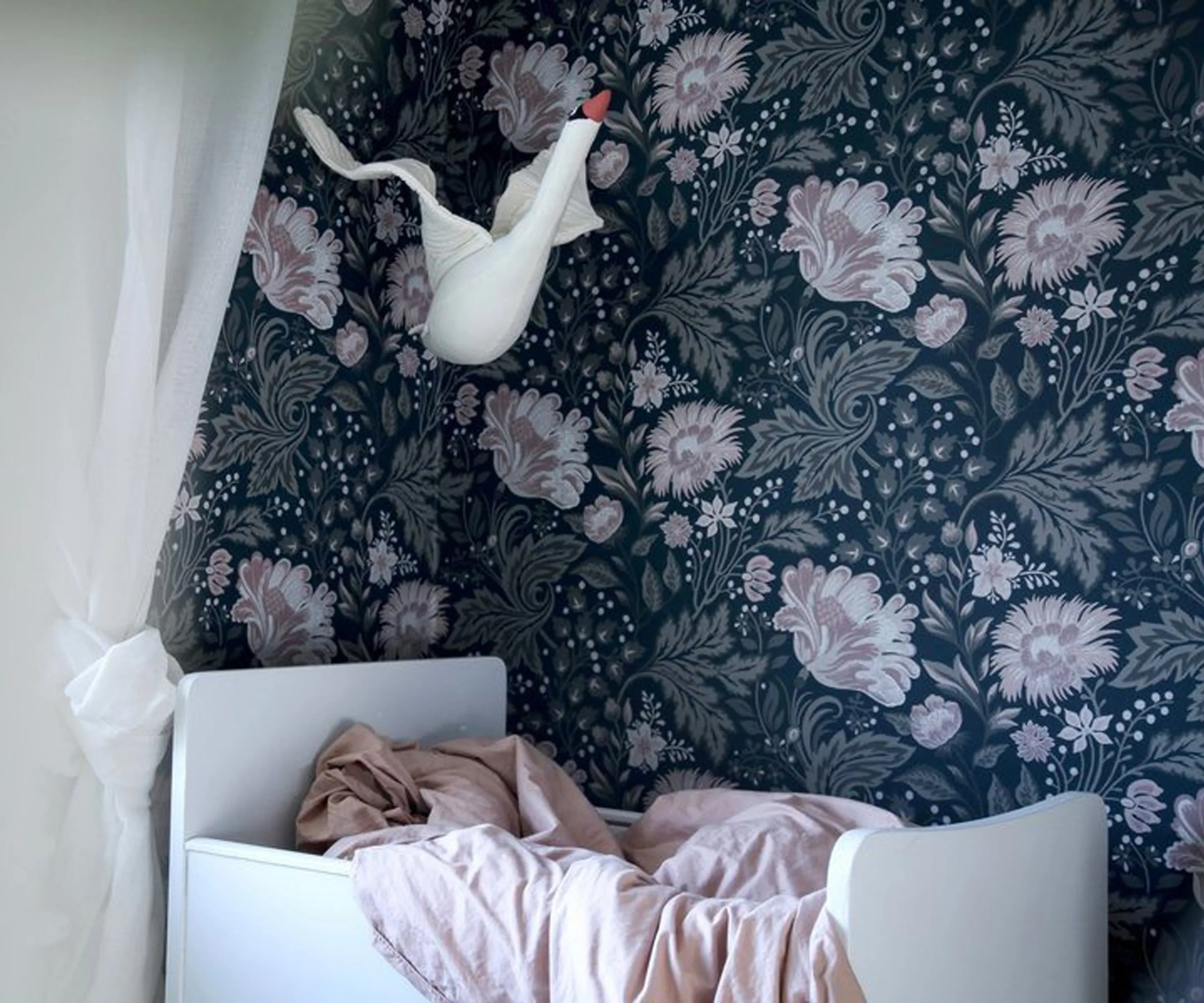 Sandberg Ava in Dark Blue wallpaper (400-96)