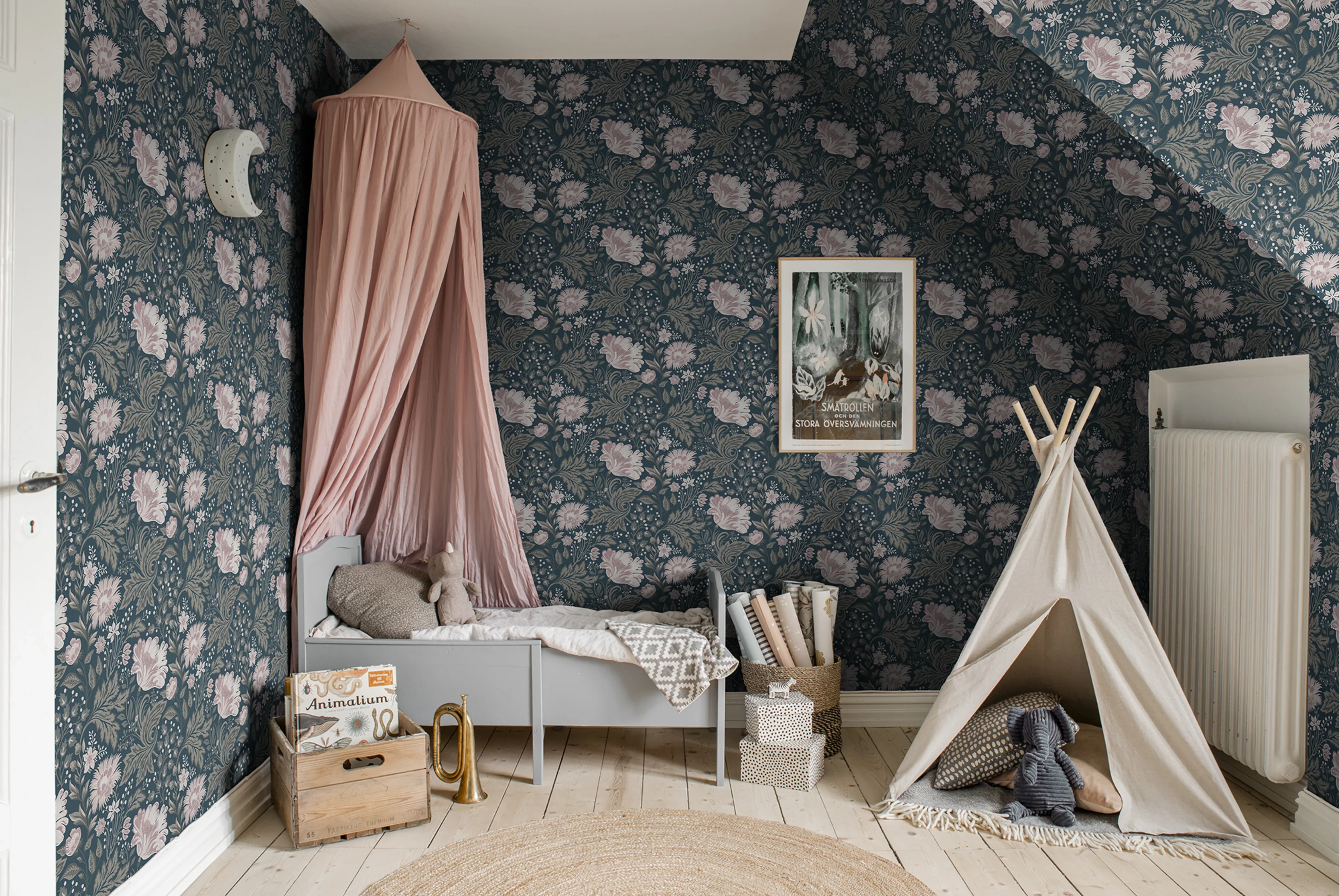 Sandberg Ava in Dark Blue wallpaper (400-96)