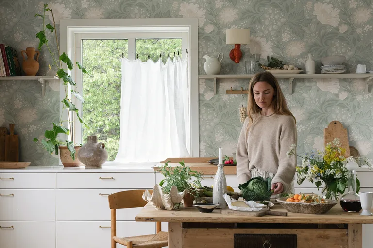 Sandberg Ava in Sage Green wallpaper (S10180)