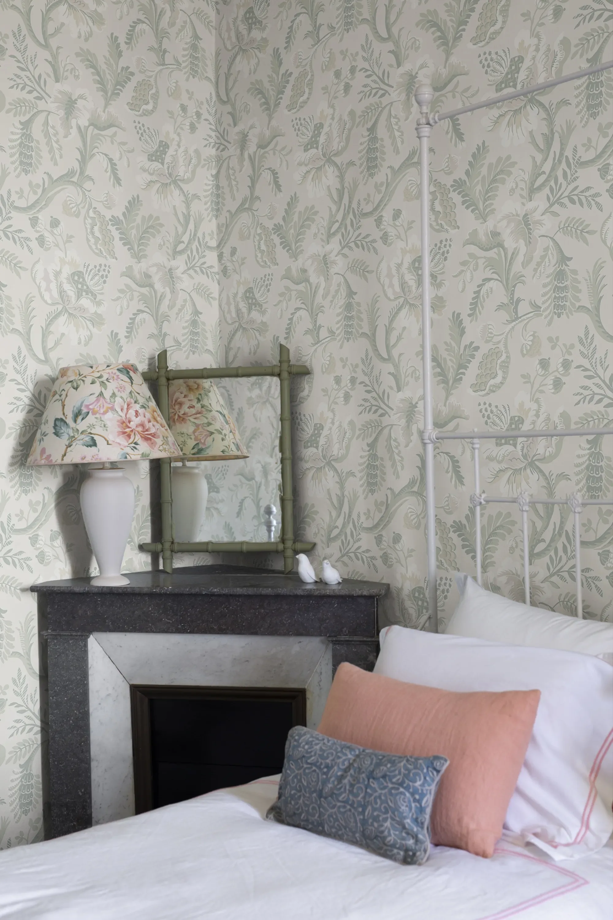 Sandberg Daphne in Pastel wallpaper (S10241)
