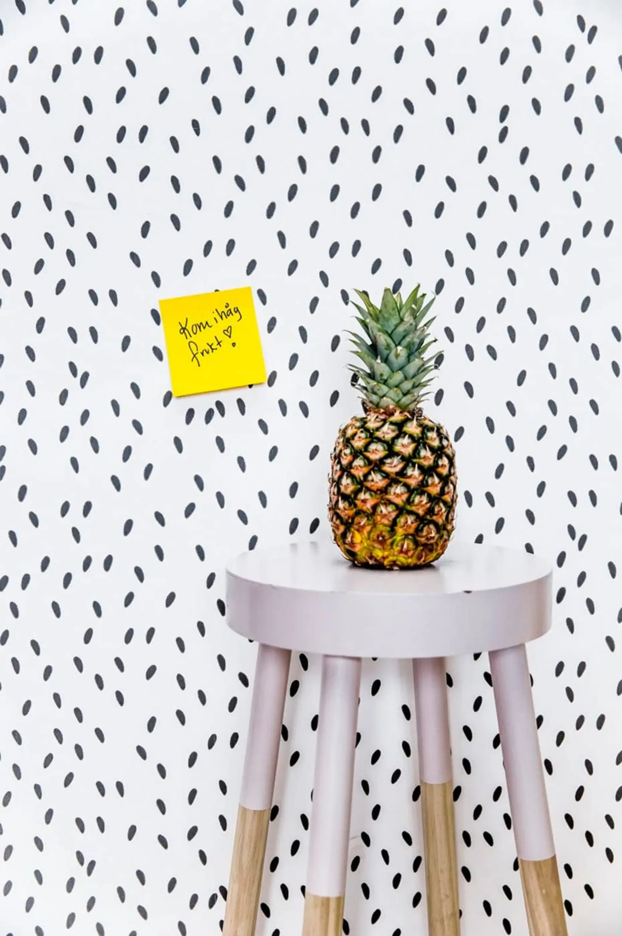 Sandberg Ella in Black wallpaper (415-81)