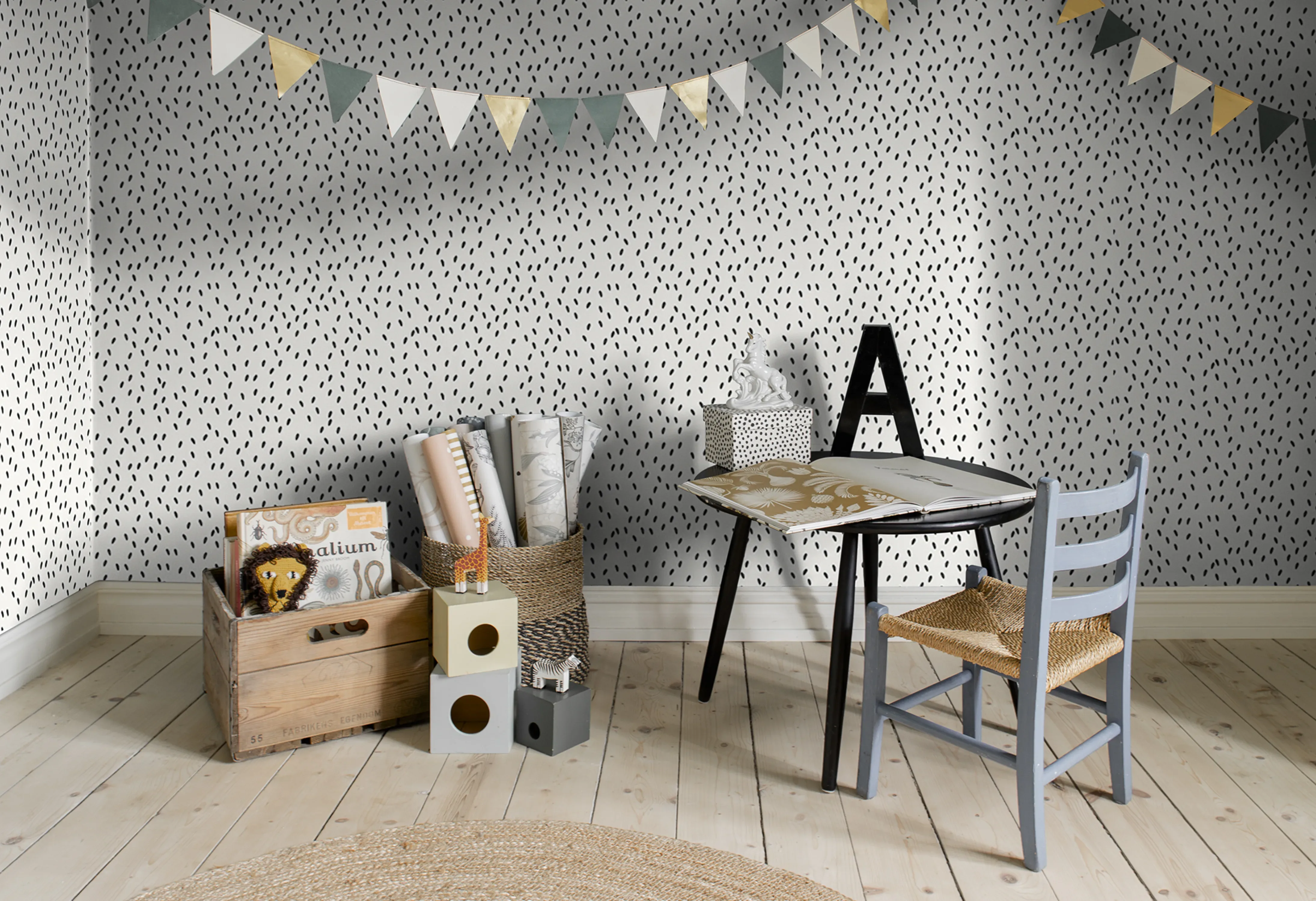 Sandberg Ella in Black wallpaper (415-81)