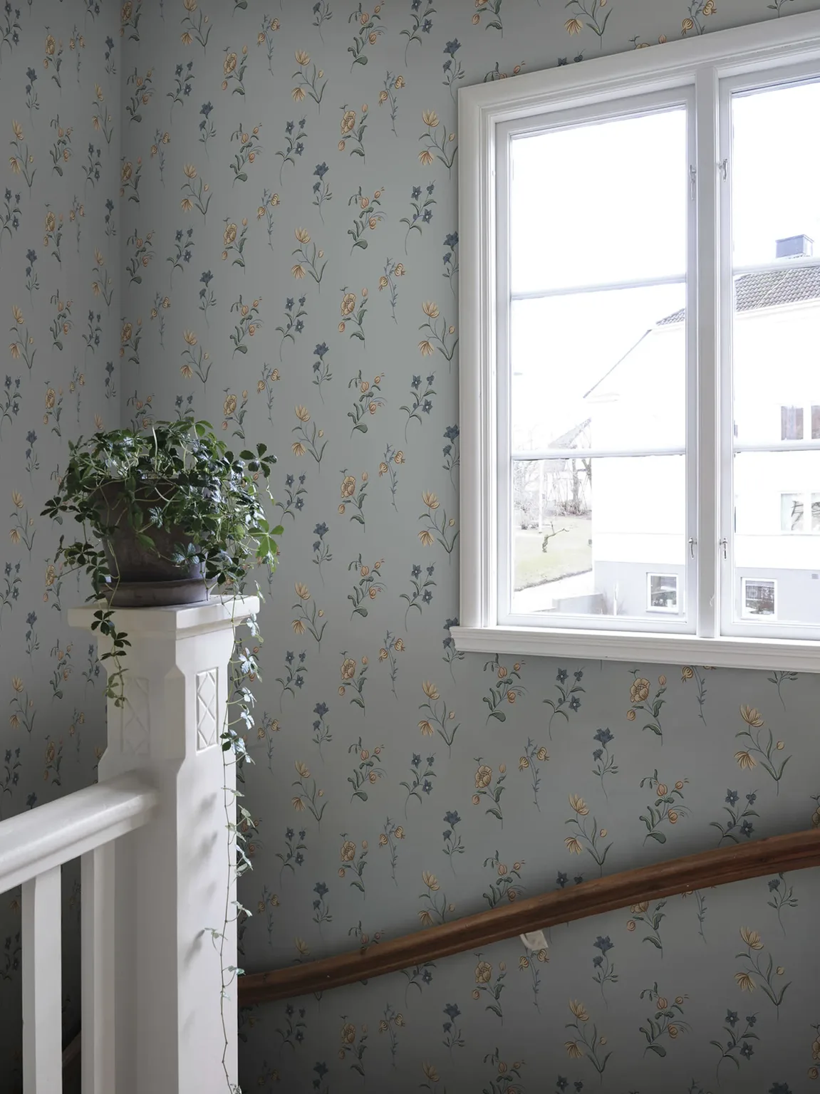 Sandberg Hanna in Misty Blue wallpaper (S10393)