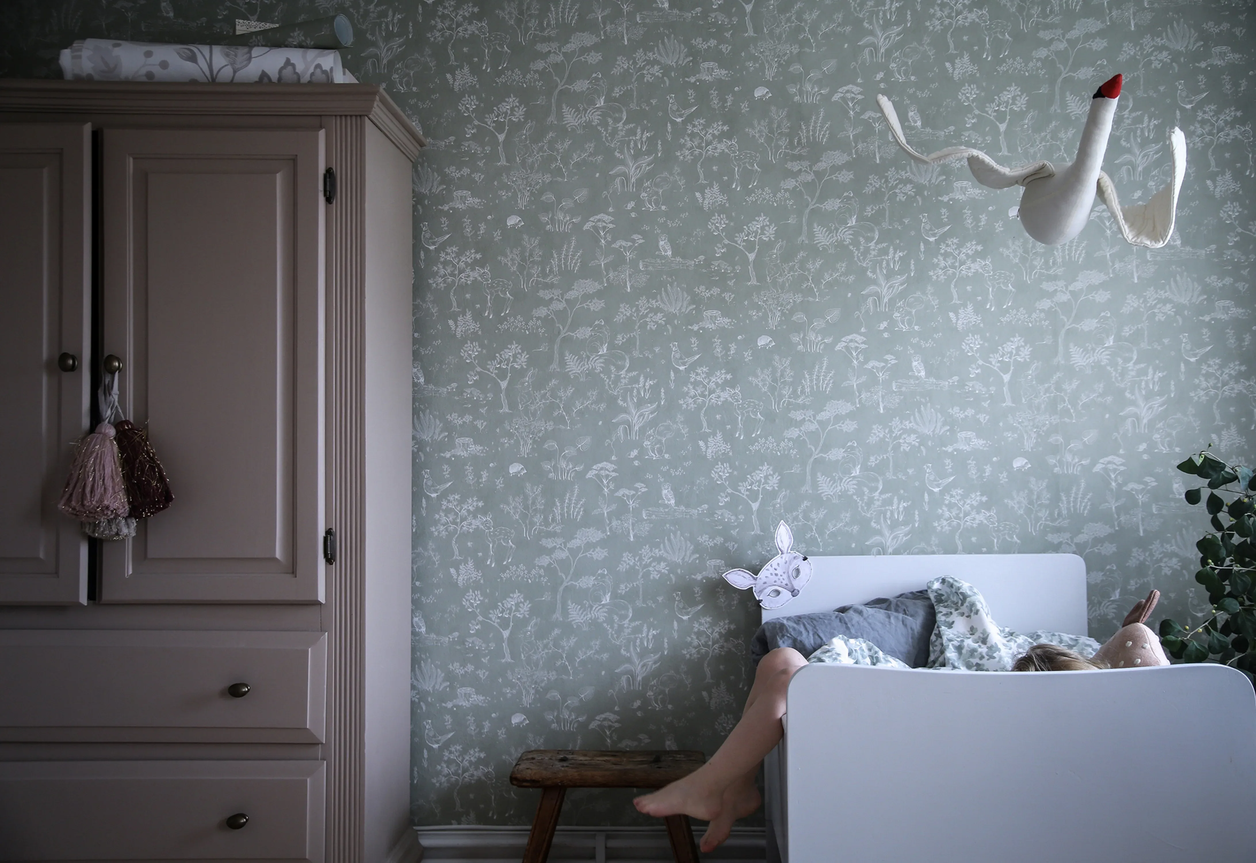 Sandberg Hollie in Pistachio wallpaper (232-38)