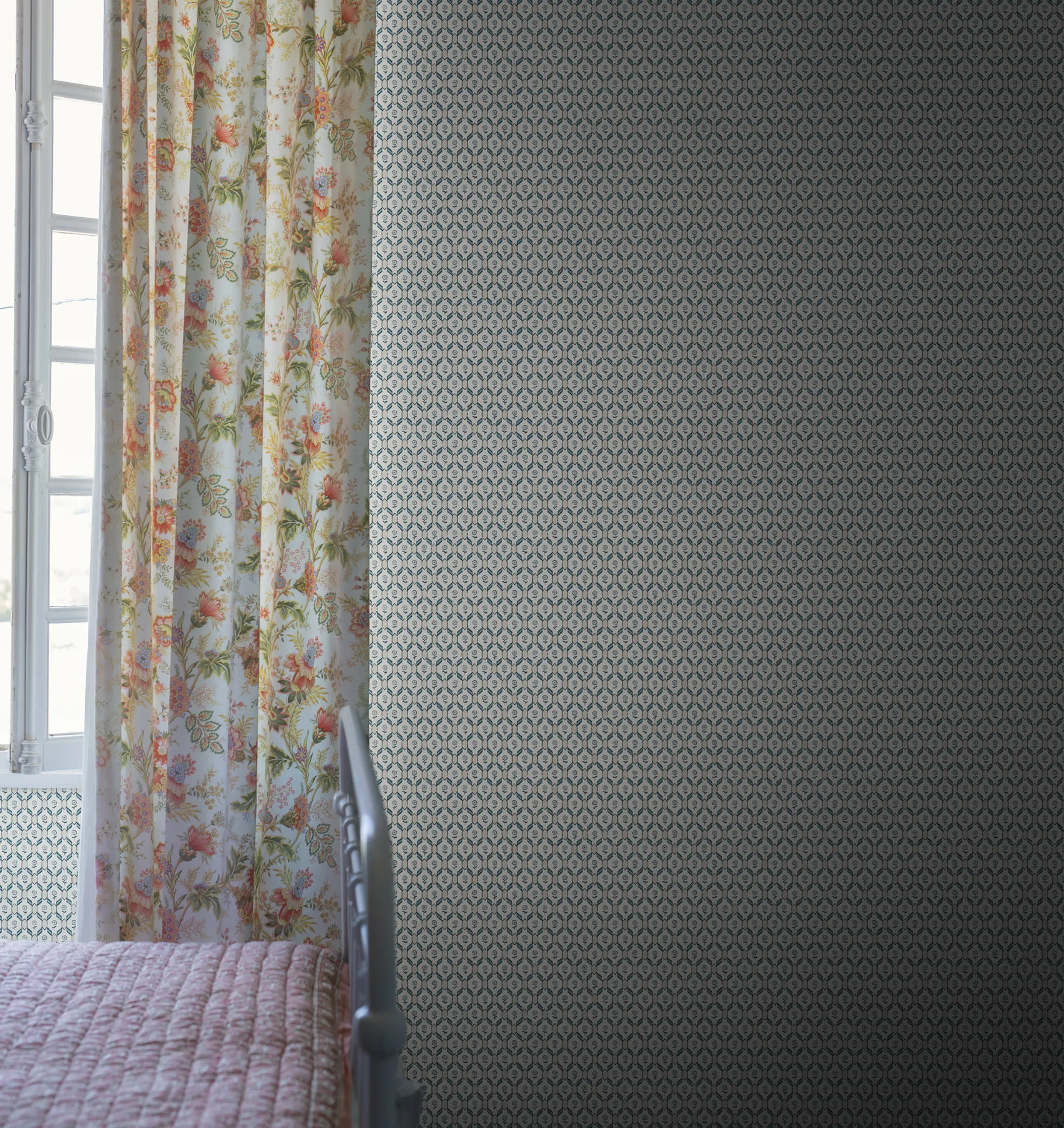 Sandberg Hugo in Misty Blue wallpaper (S10244)