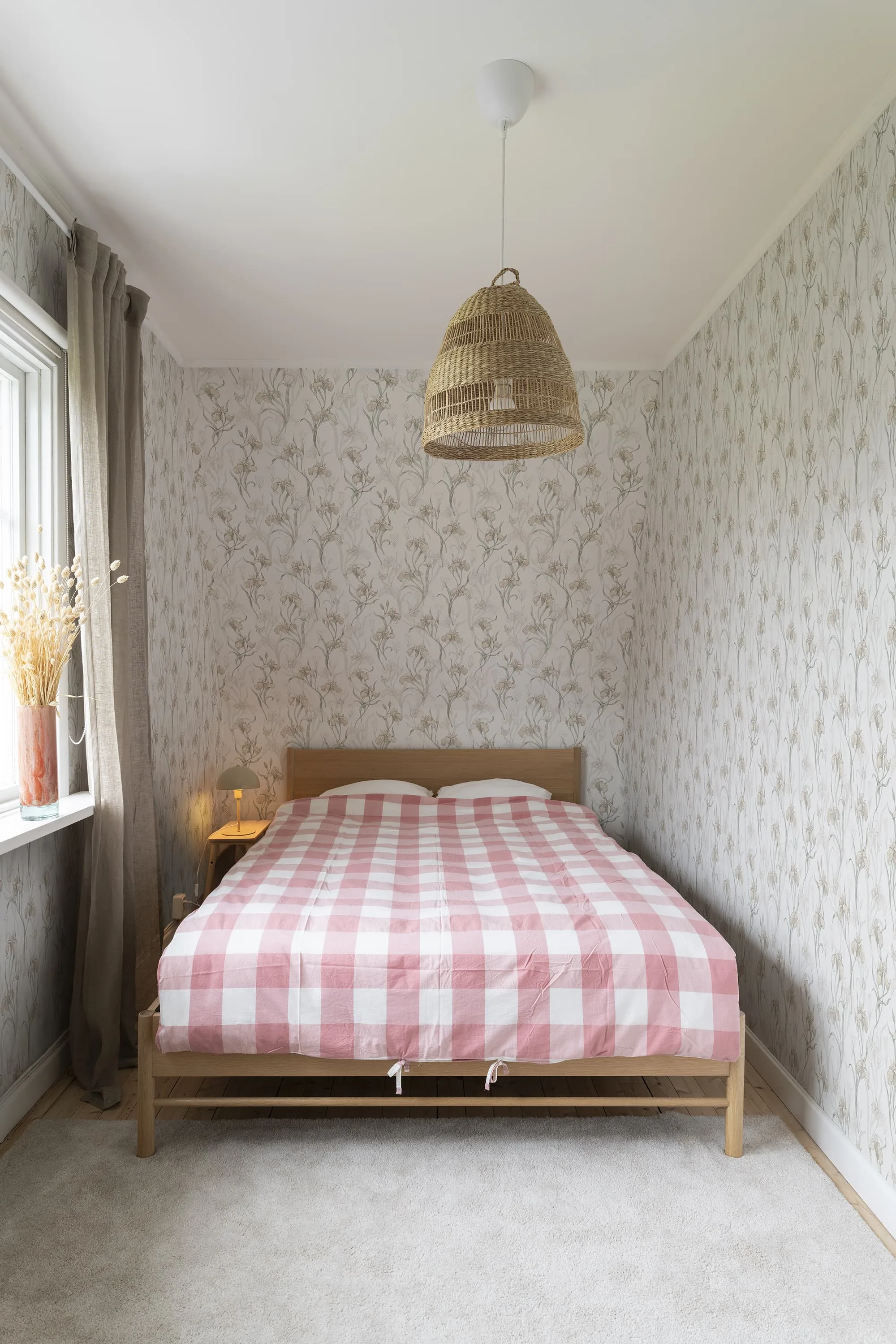 Sandberg Iris in Powder Pink wallpaper (S10135)