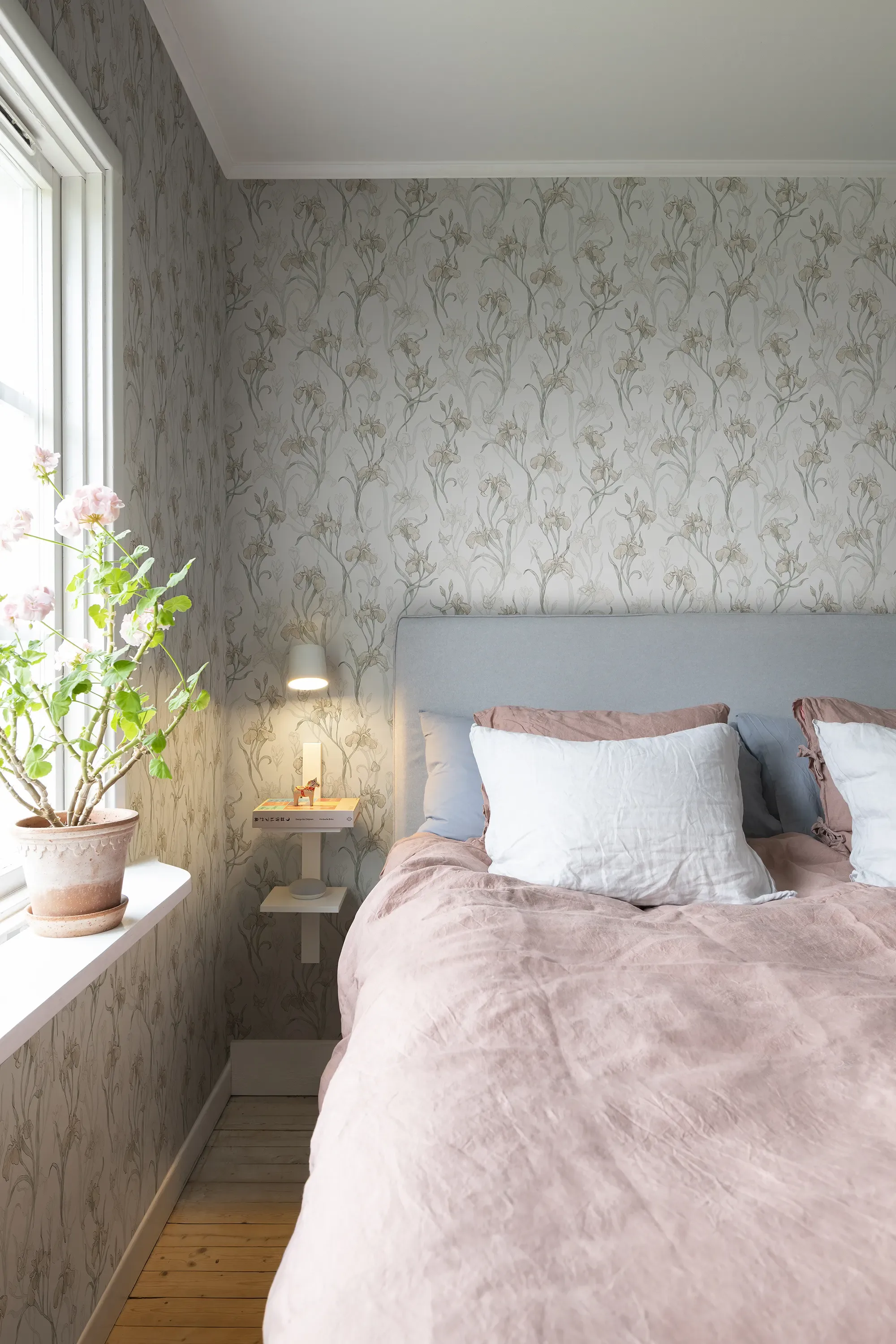 Sandberg Iris in Powder Pink wallpaper (S10135)