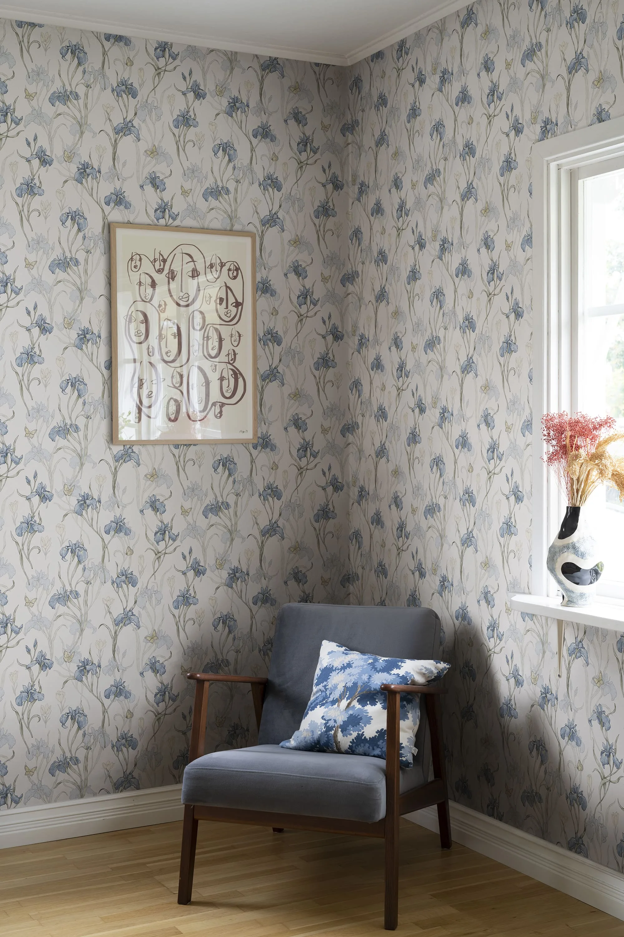 Sandberg Iris in Sky Blue wallpaper (S10134)