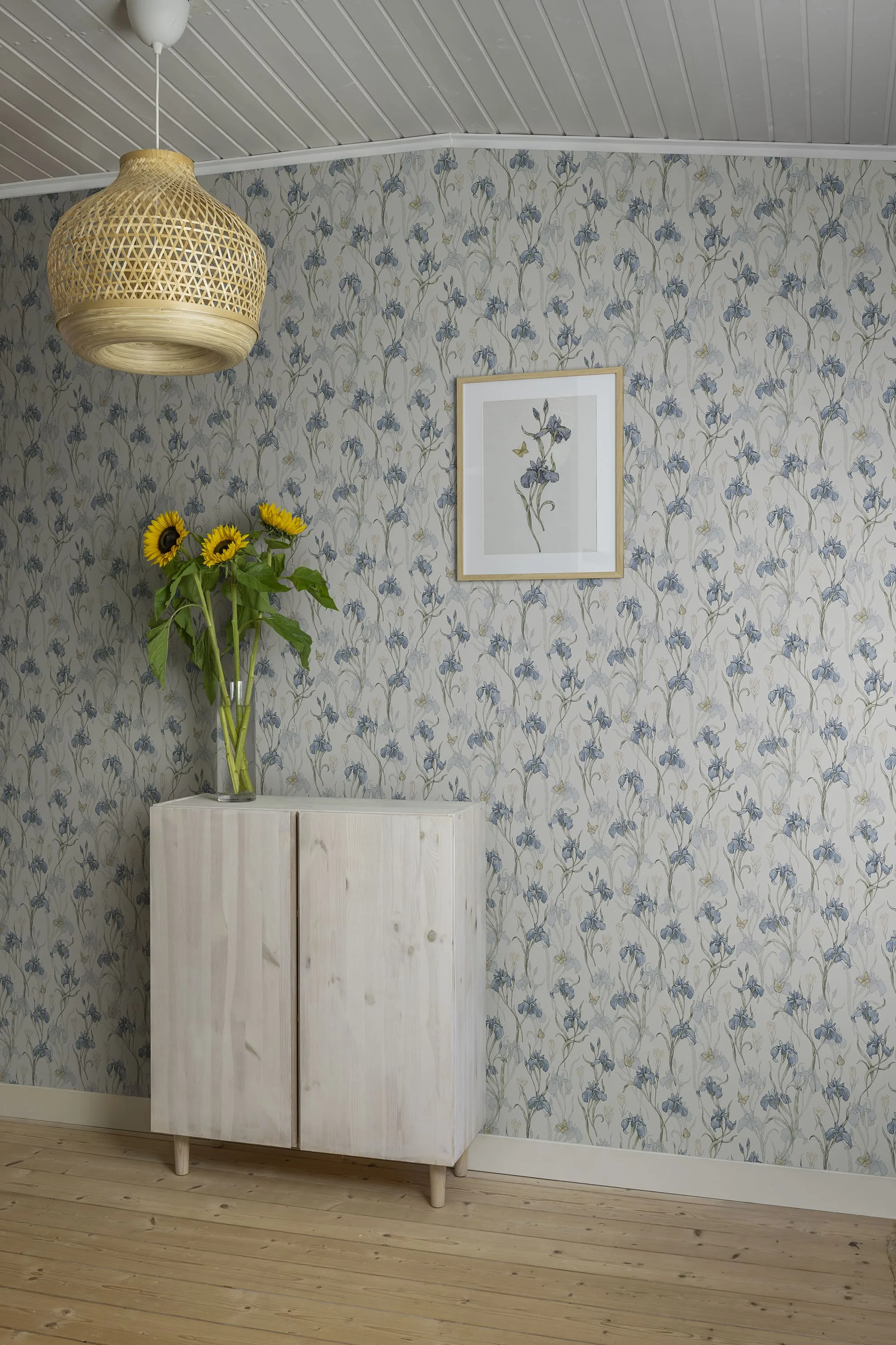 Sandberg Iris in Sky Blue wallpaper (S10134)