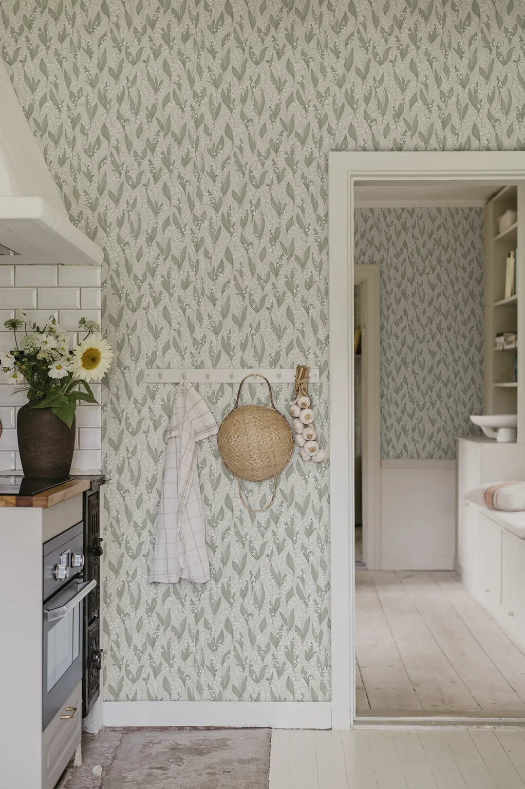 Sandberg Liljekonvalj in Spring Green wallpaper (479-18)