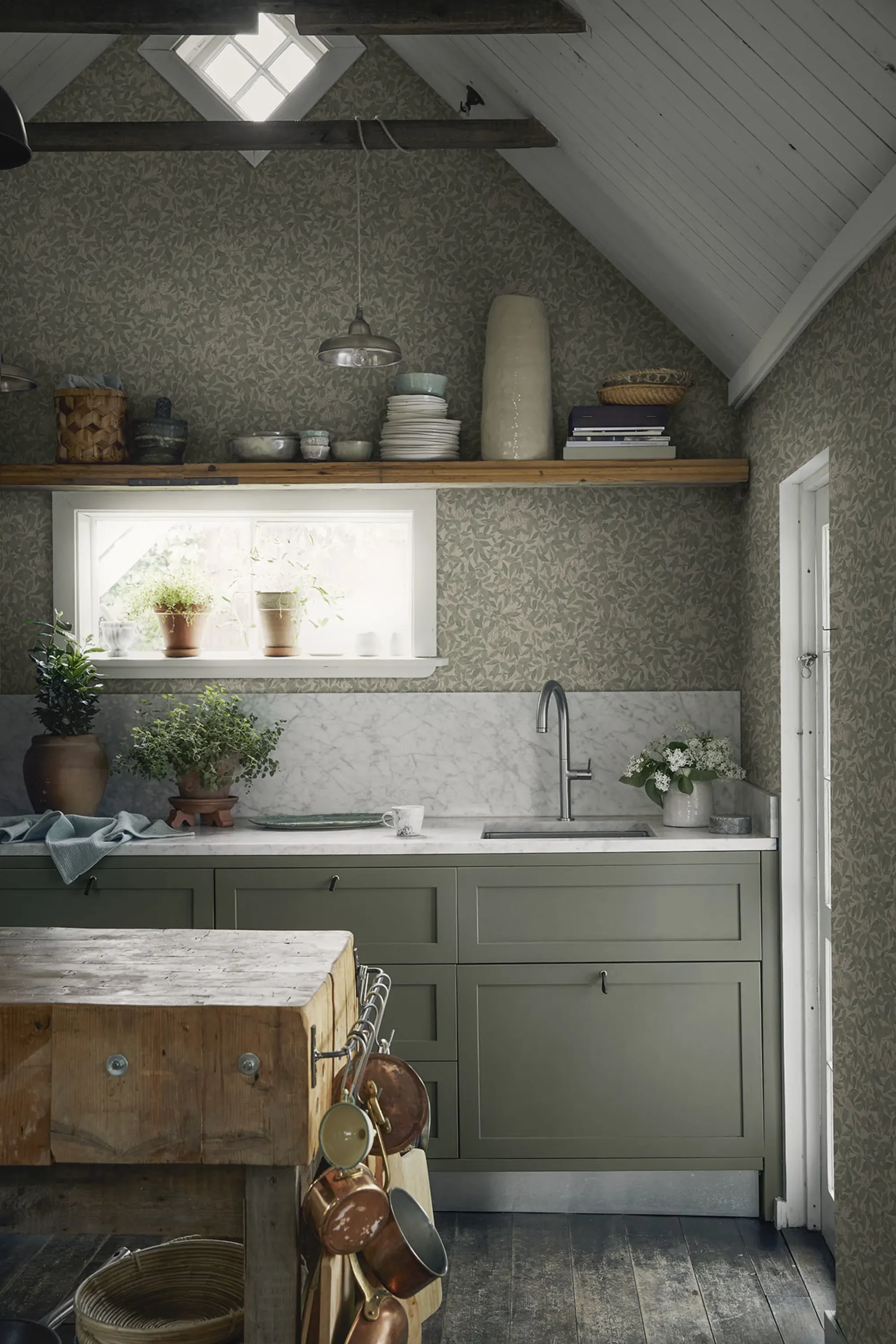 Sandberg Linnea in Garden Green wallpaper (838-38)