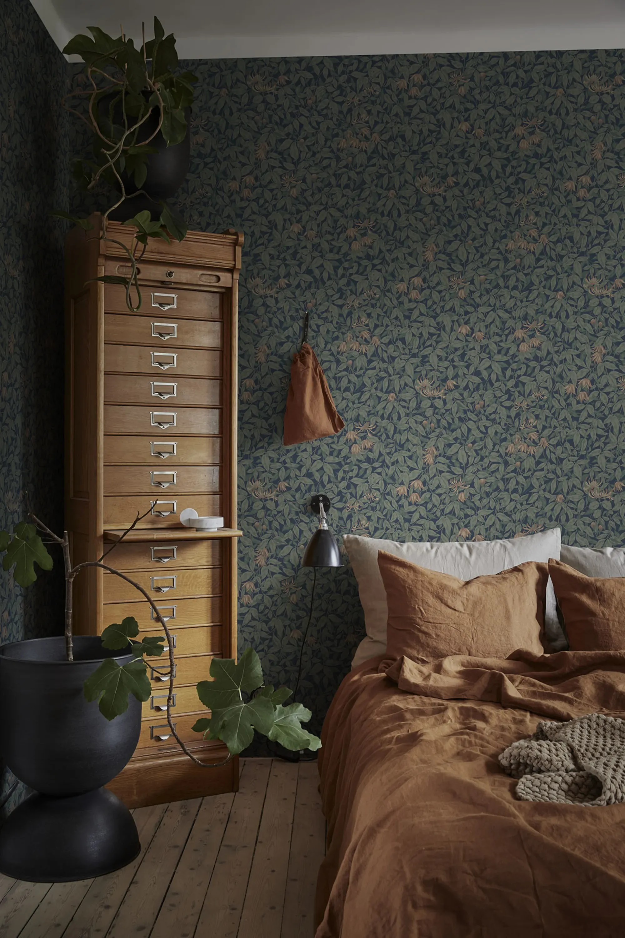 Sandberg Linnea in Midnight Blue wallpaper (838-76)