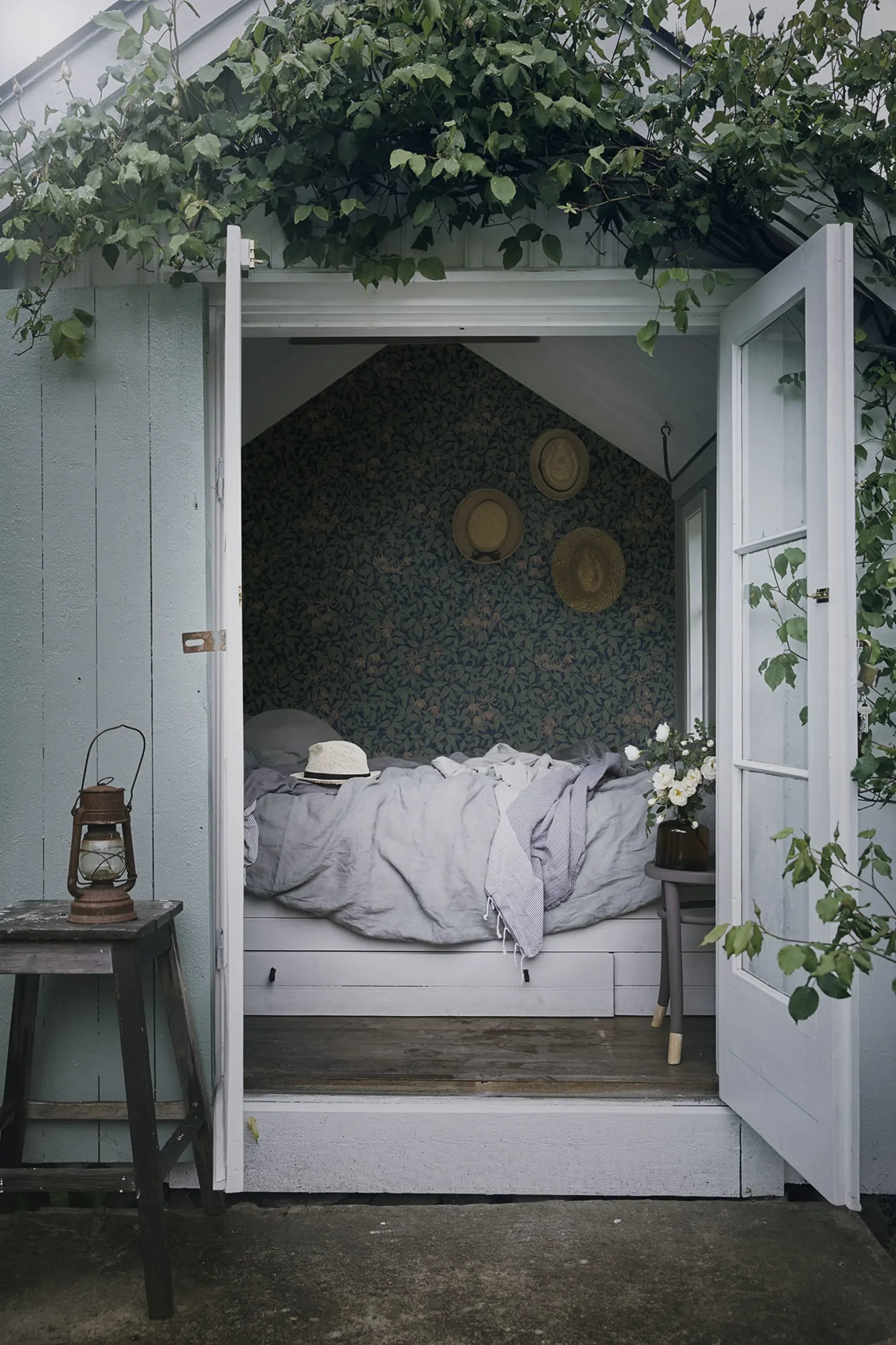 Sandberg Linnea in Midnight Blue wallpaper (838-76)