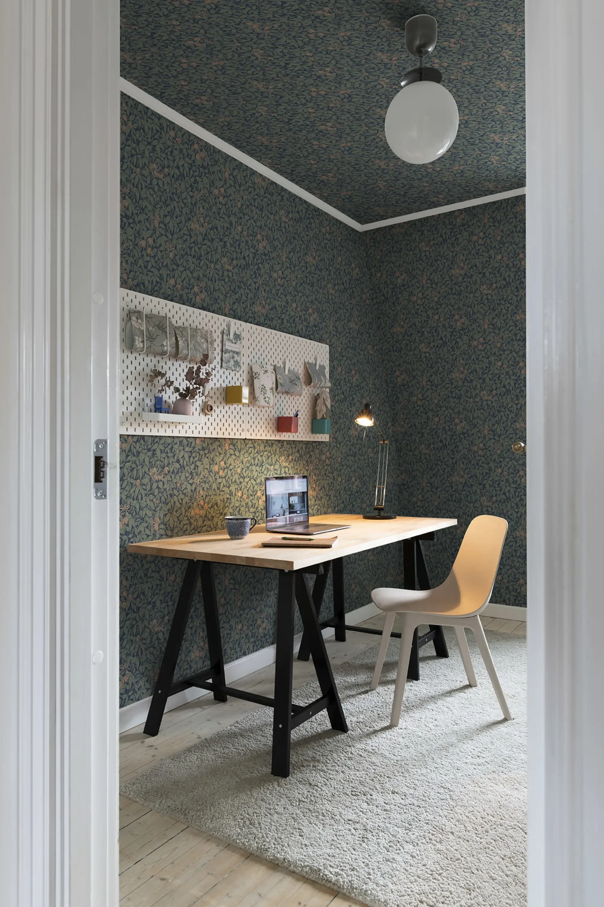 Sandberg Linnea in Midnight Blue wallpaper (838-76)