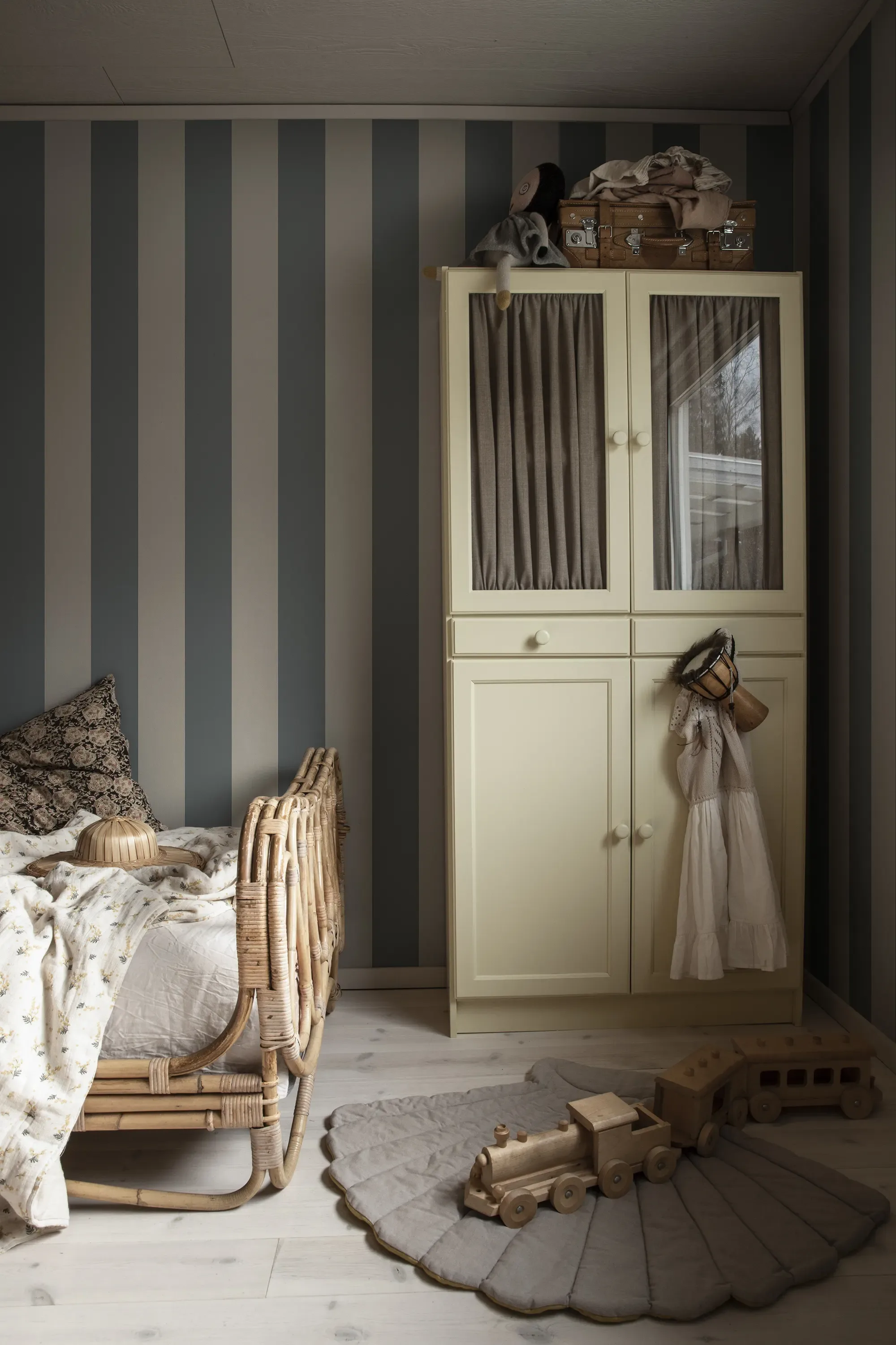 Sandberg Magnus in Indigo Blue wallpaper (S10105)