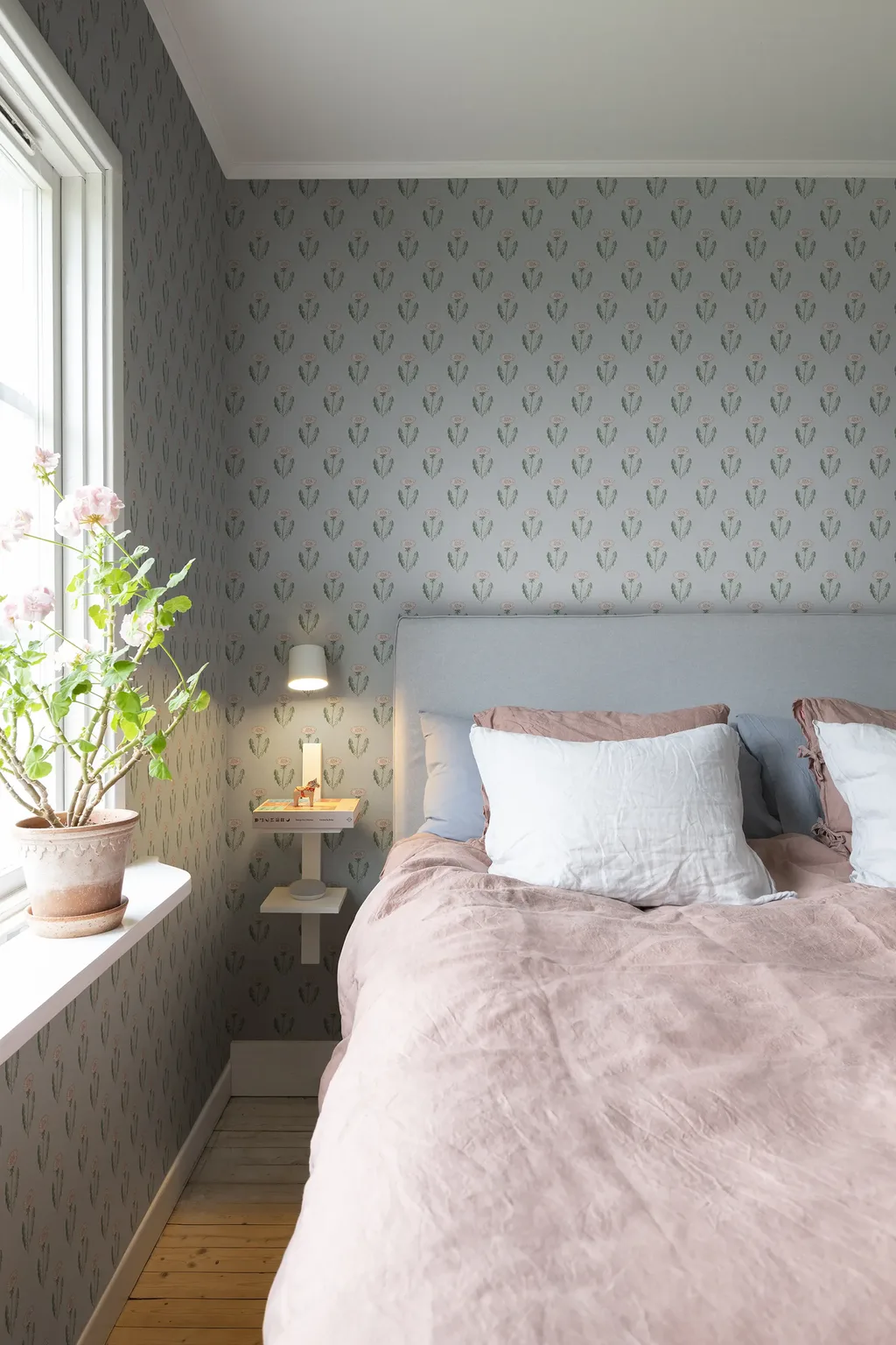 Sandberg Maskrosen in Soft Blue wallpaper (S10138)