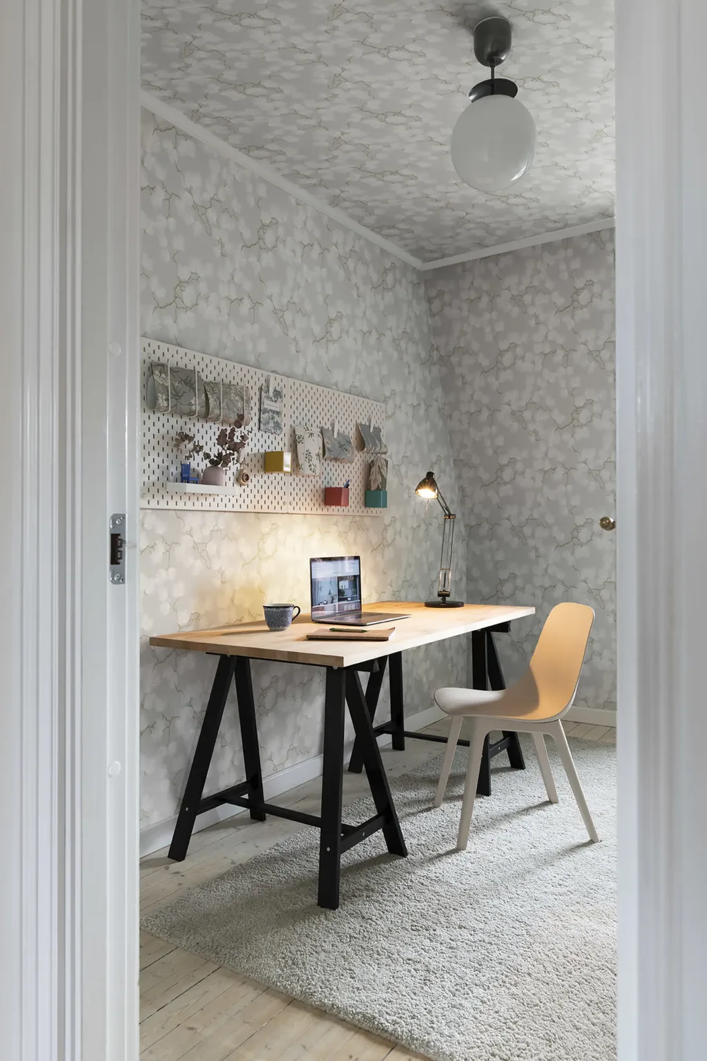 Sandberg Pine in Gray wallpaper (804-21)