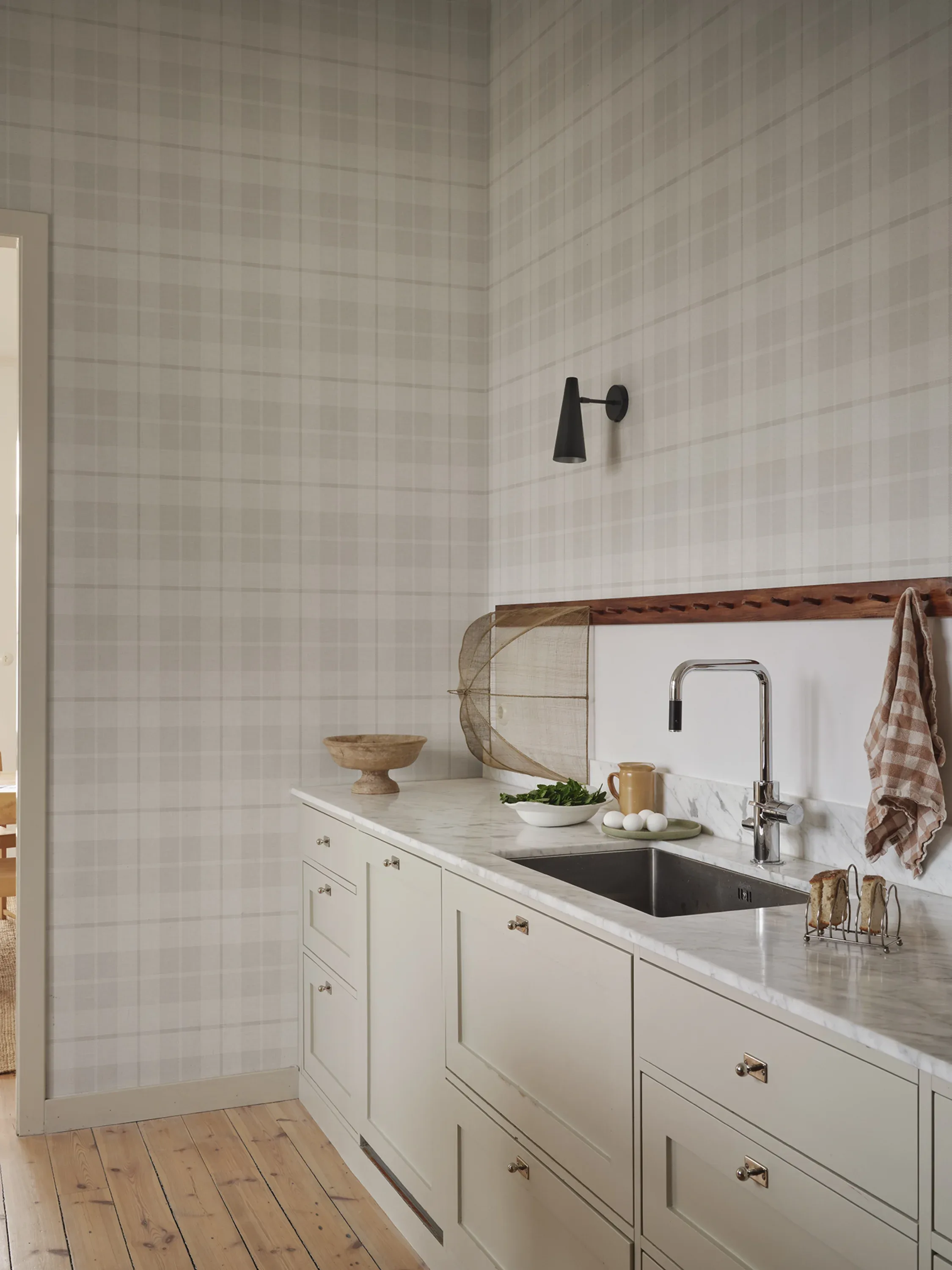 Sandberg Ranold in Light Gray wallpaper (S11017)