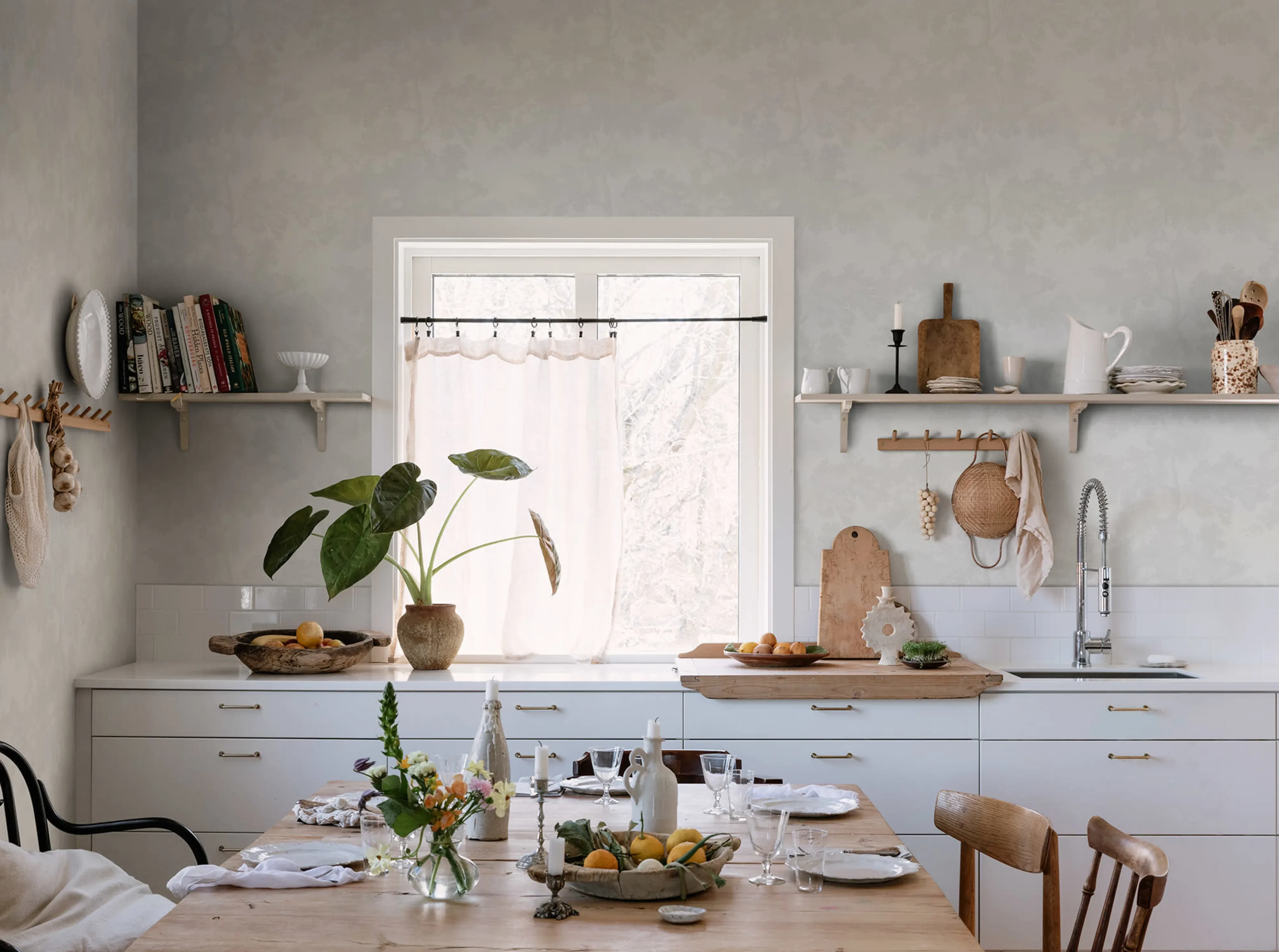 Sandberg Raphael in White wallpaper (444-11)