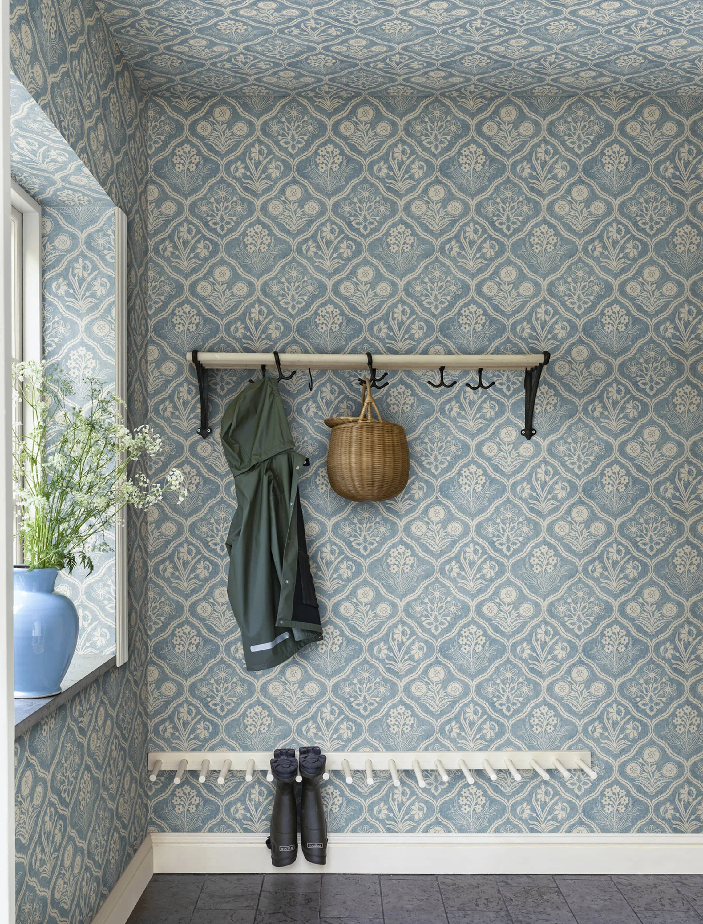 Sandberg Rosa in Blue wallpaper (S10828)
