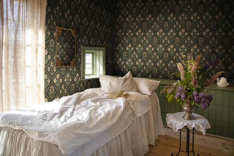 Sandberg Rosa in Charcoal wallpaper (S10826)