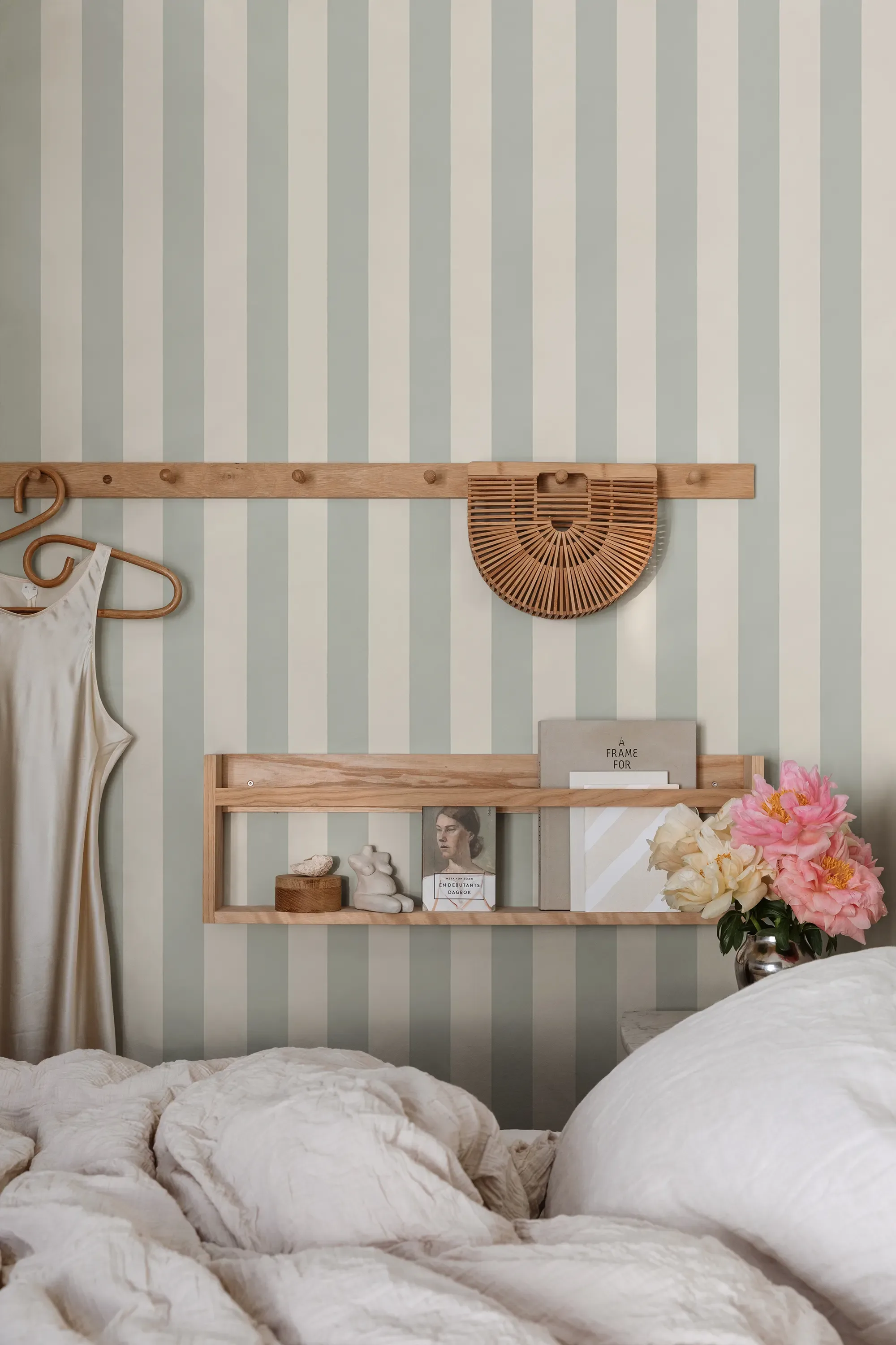 Sandberg Sam in Sage Green wallpaper (S10199)