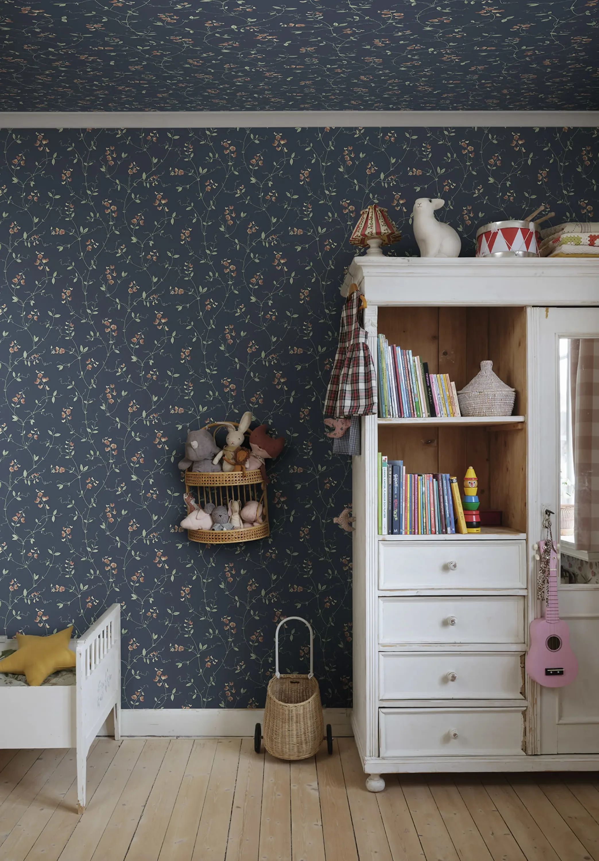 Sandberg Sanna in Classic Blue wallpaper (S10385)