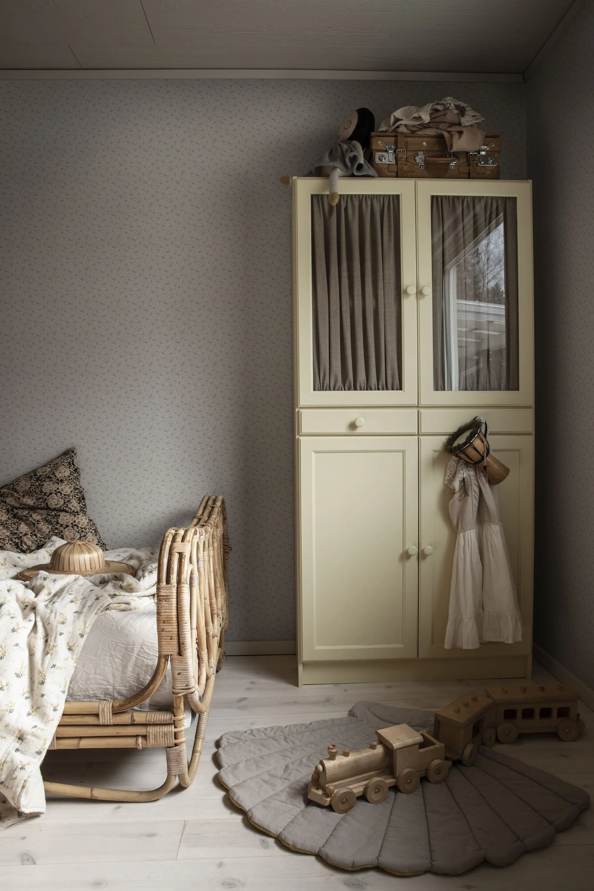 Sandberg Stella in Misty Blue wallpaper (S10120)