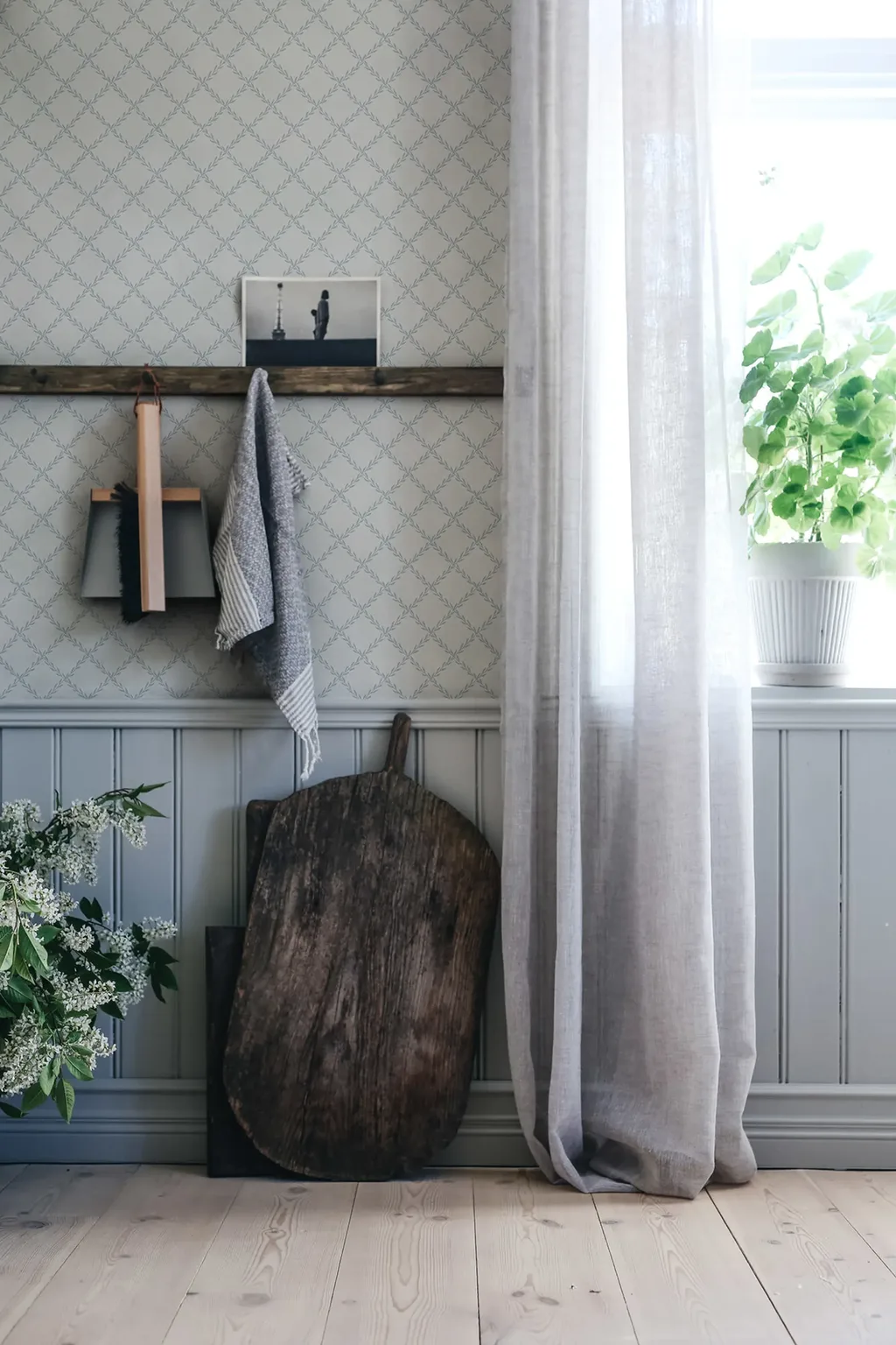 Sandberg Trellis in Misty Blue wallpaper (S10303)