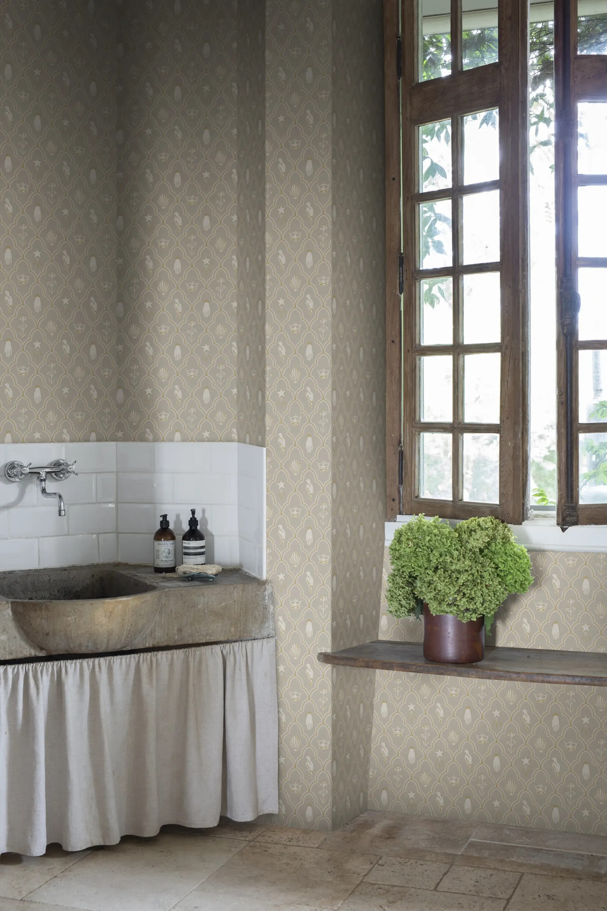 Sandberg Turtledove Barn in Gray wallpaper (S10271)
