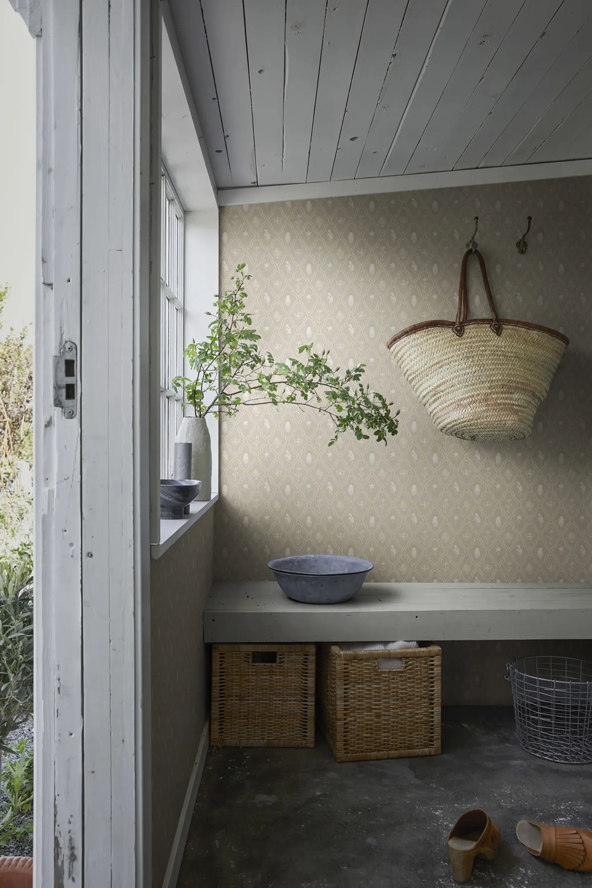Sandberg Turtledove Barn in Gray wallpaper (S10271)