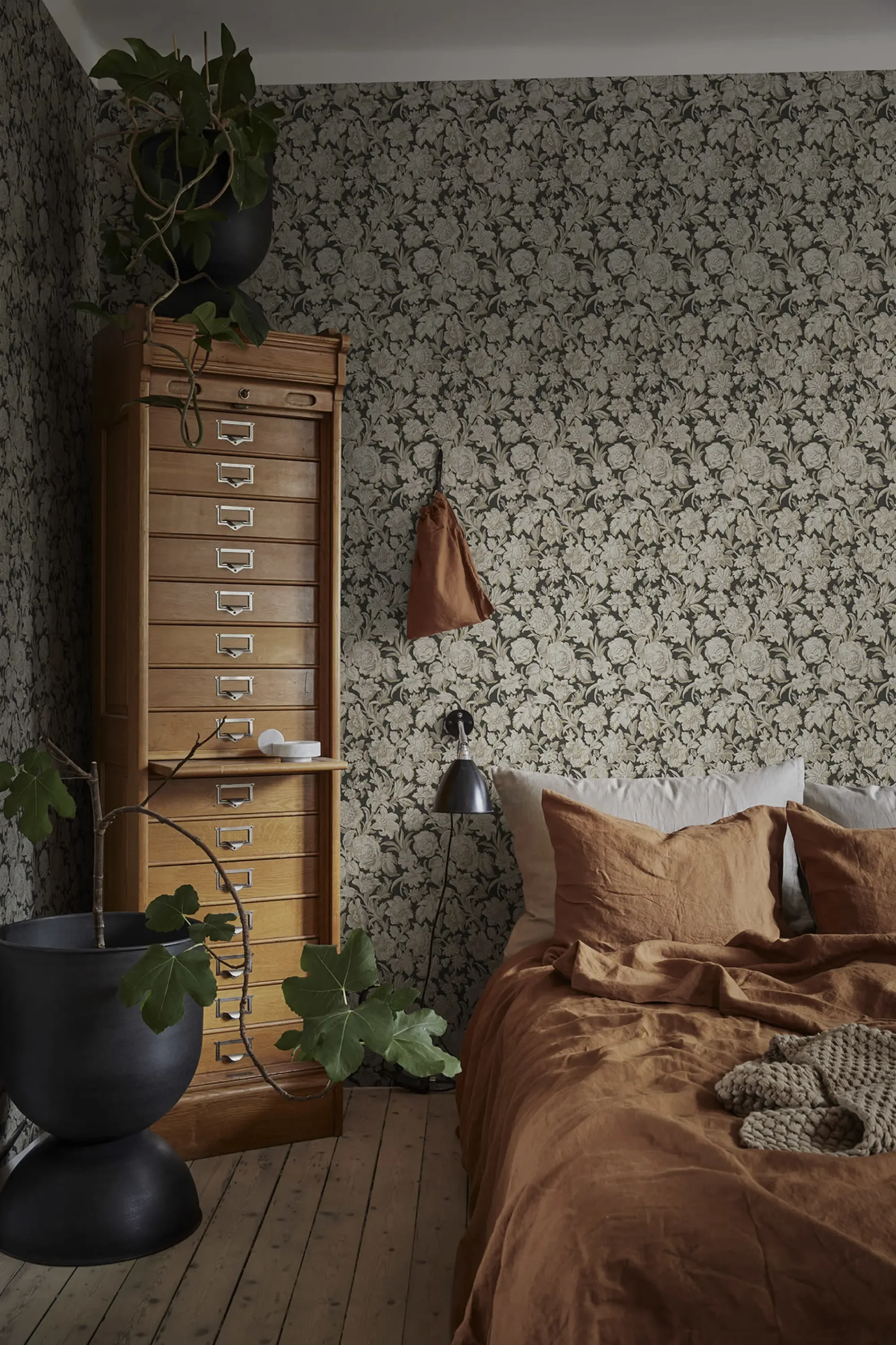 Sandberg Valentin in Charcoal wallpaper (S10247)