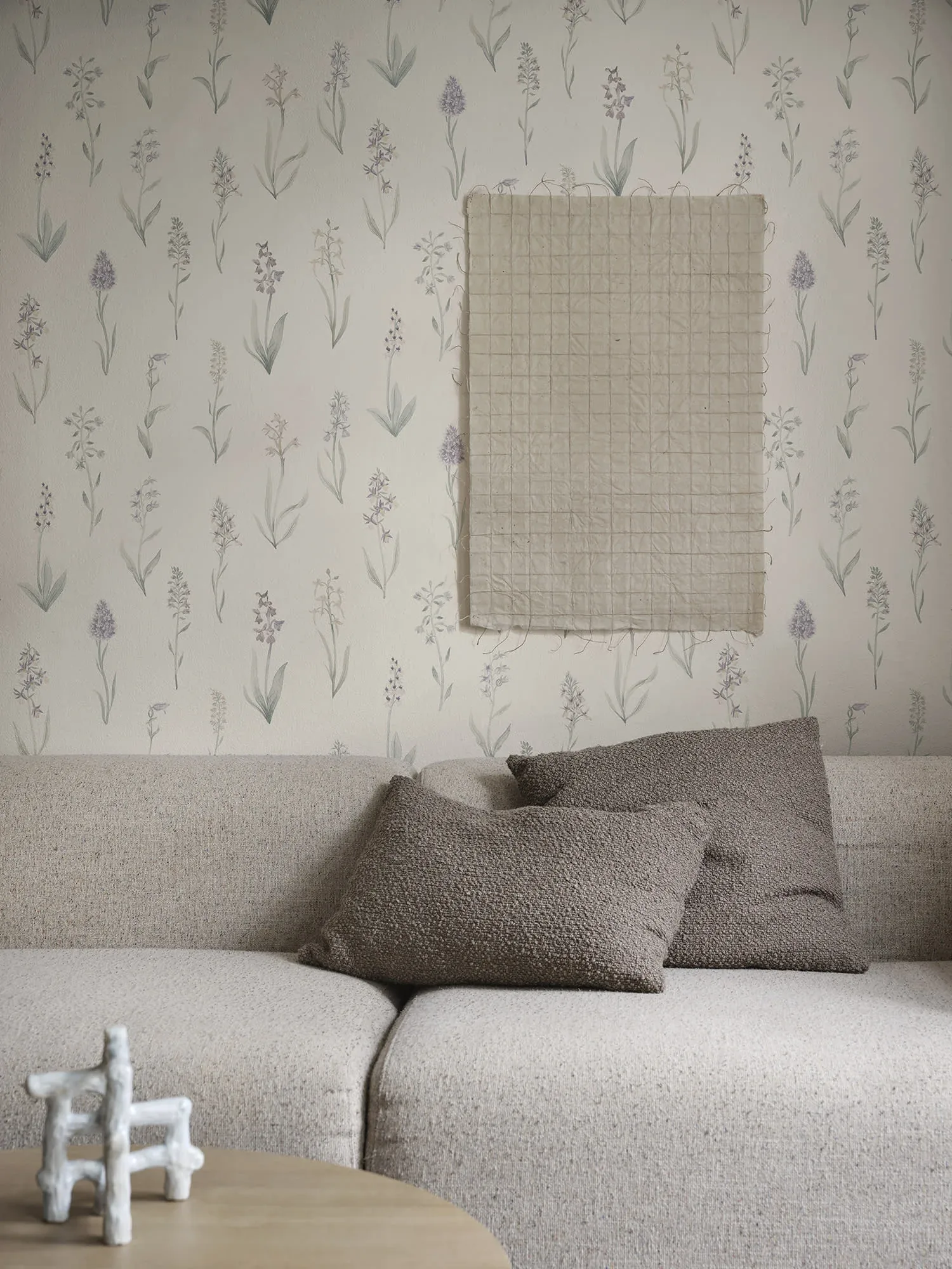 Alma wallpaper in Lilac color