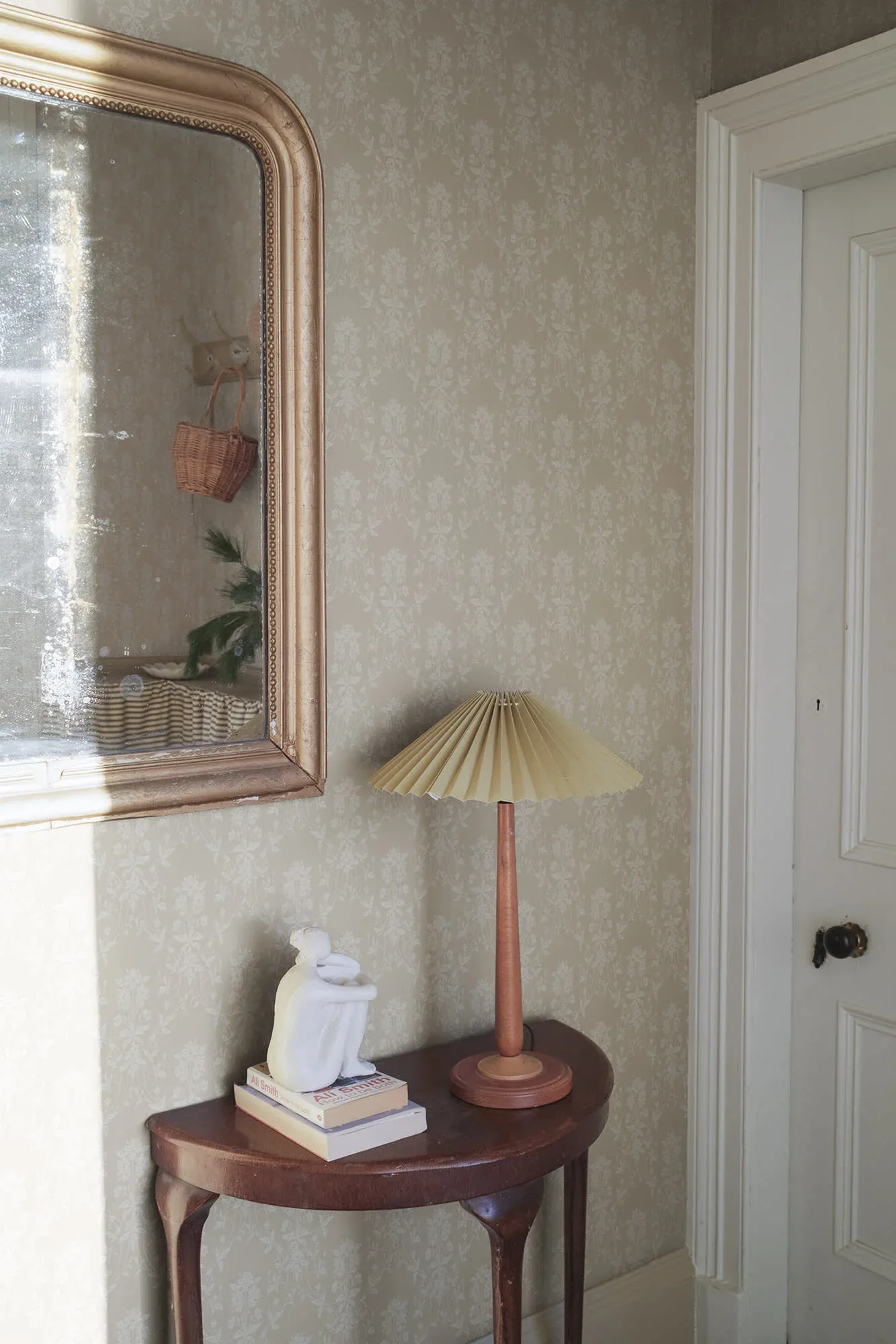 Alva wallpaper in Beige color