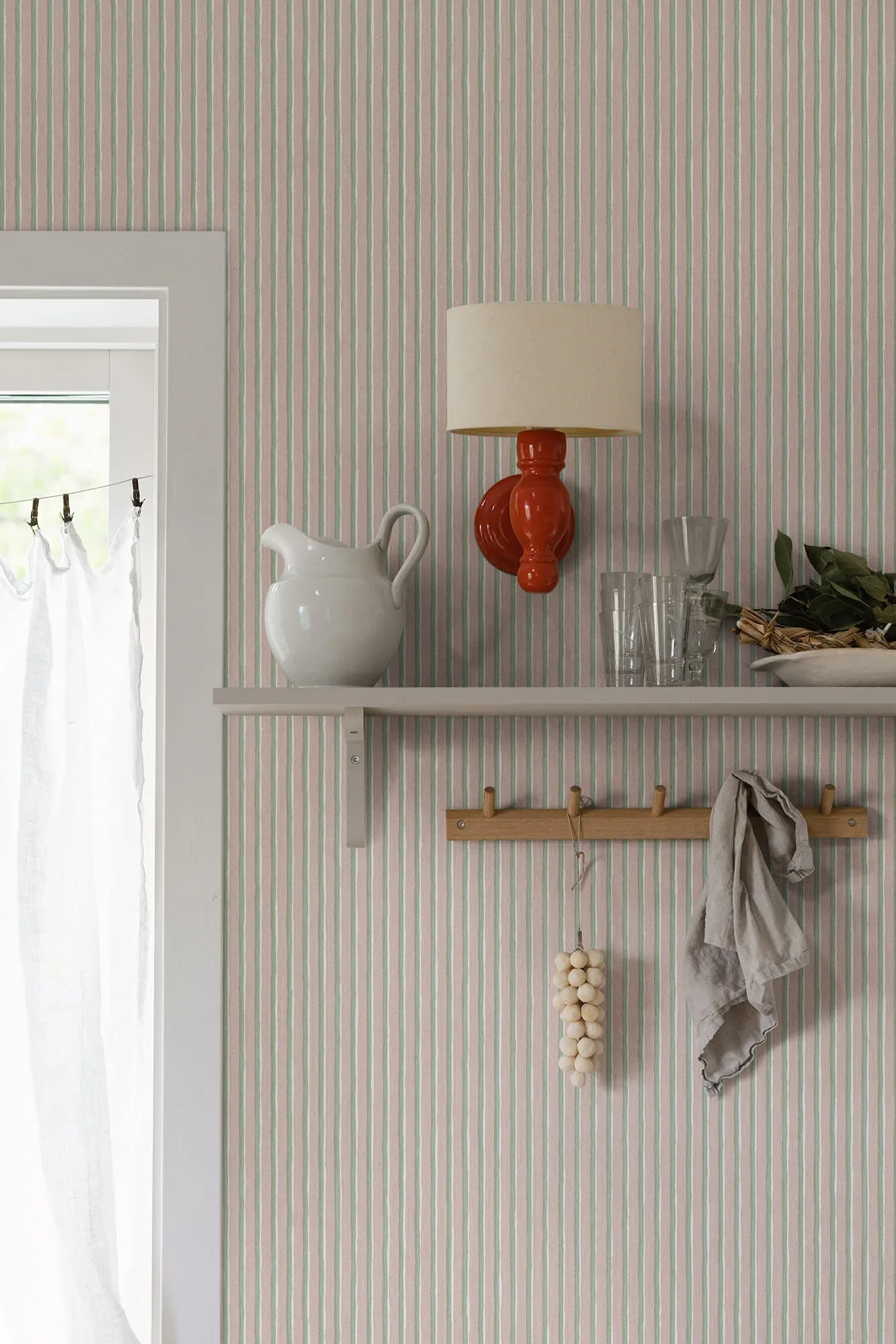 Brita wallpaper in Pink color