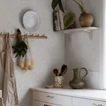 Caroline Wallpaper – Sandstone | Wallpaper Twins Caroline wallpaper in Sandstone color