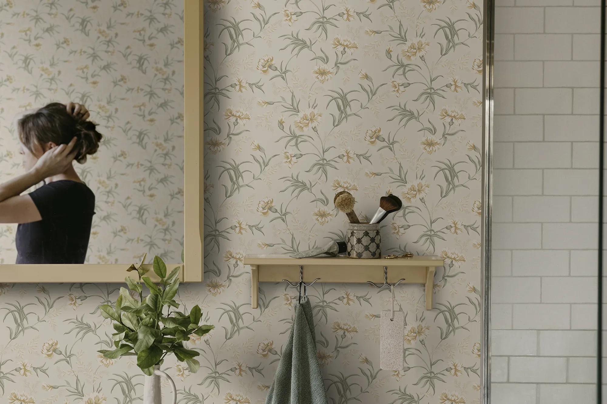 Emilie wallpaper in Honey color