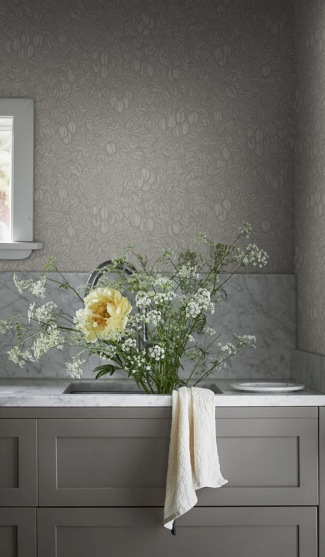 Emrik wallpaper in Sandstone color